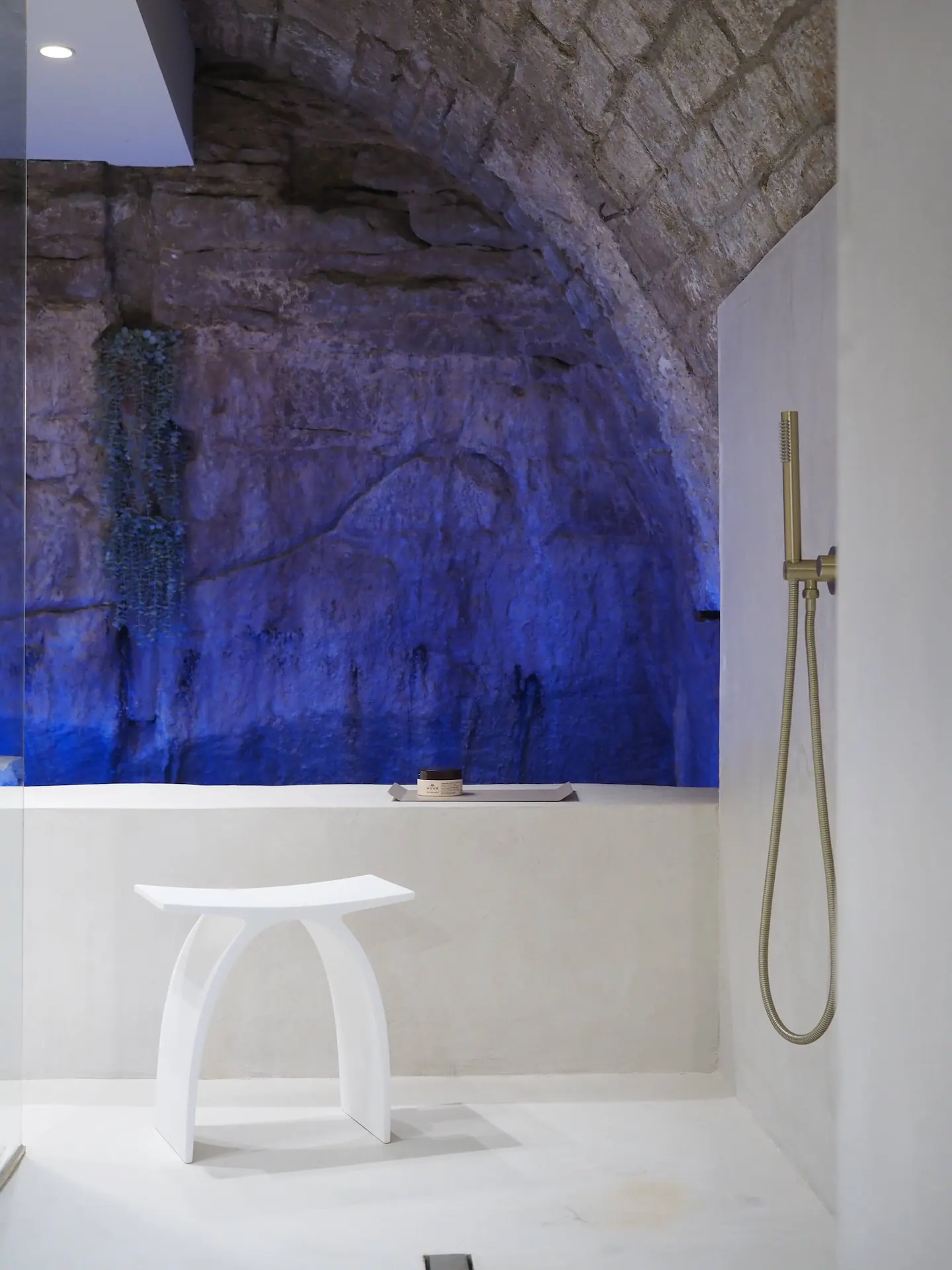 salle de bain design maison en pierre rénovée La maison du Luberon salle de bain design maison en pierre rénovée La maison du Luberon