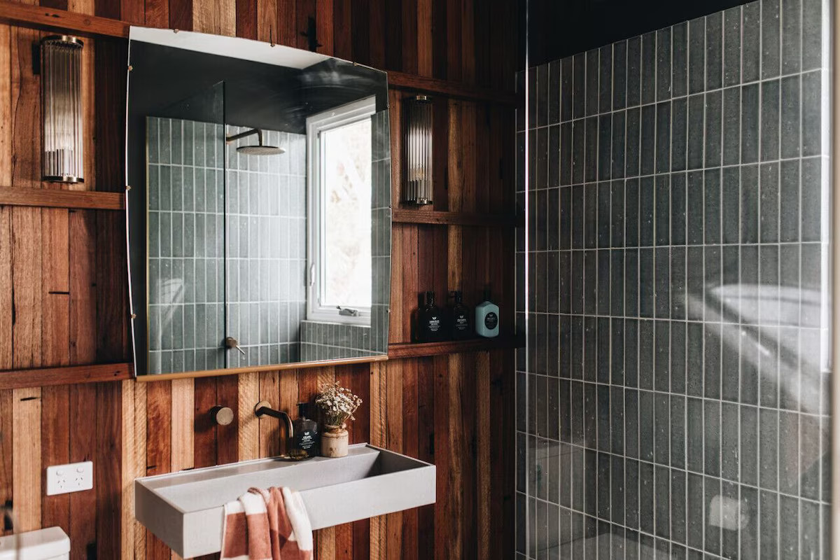 salle de bain vert et bois