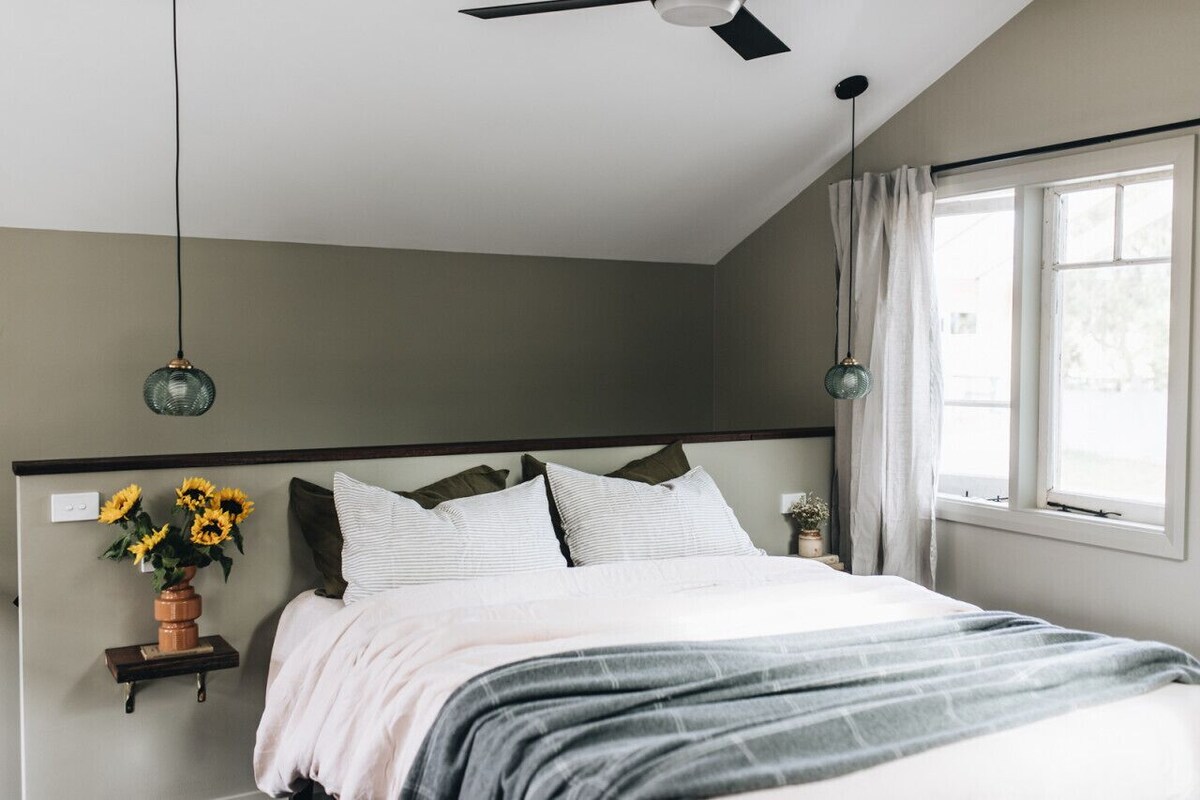 chambre mansardée mur kaki décoration rustique chic