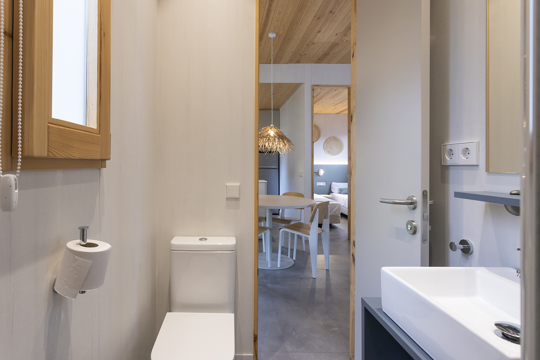 salle de bain design blanche et bois