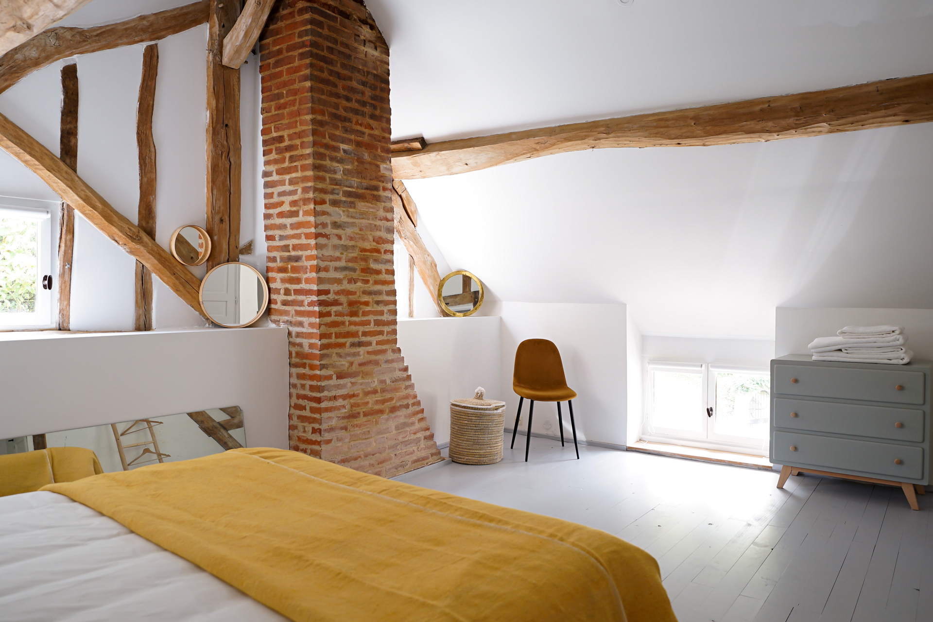 chambre mansardée avec poutres Maisons Cambrousse chambre mansardée avec poutres Maisons Cambrousse
