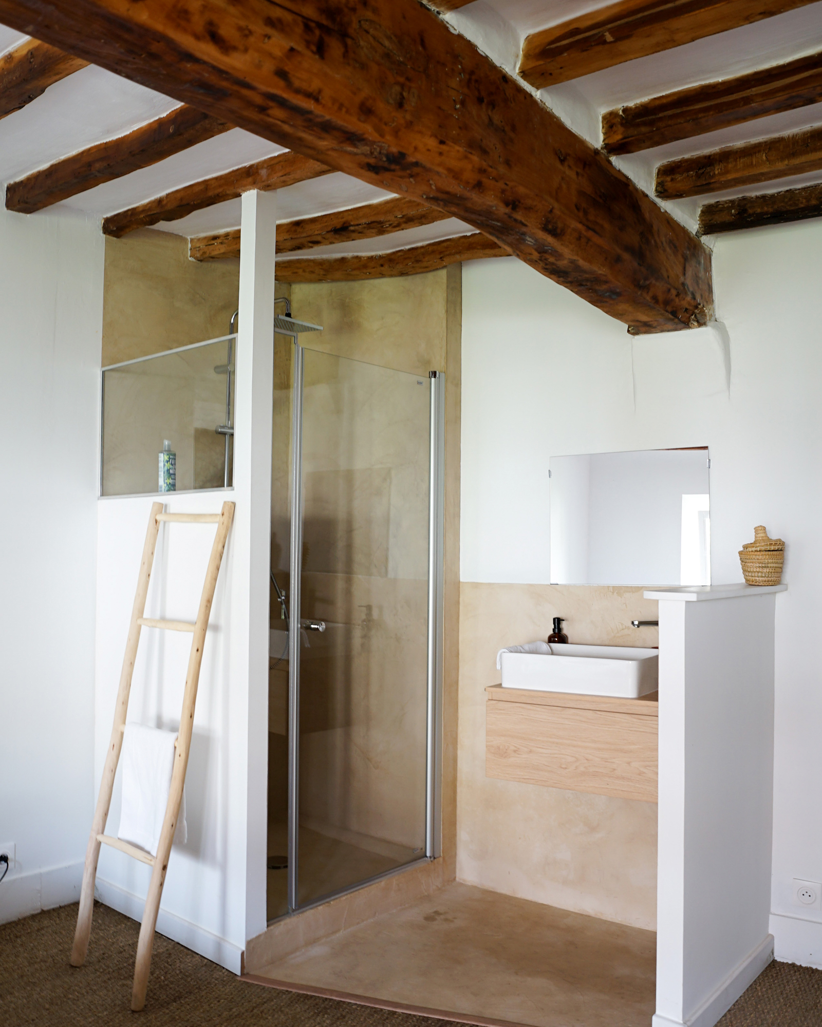 salle de bain avec poutres maison de campagne Maisons Cambrousse salle de bain avec poutres maison de campagne Maisons Cambrousse