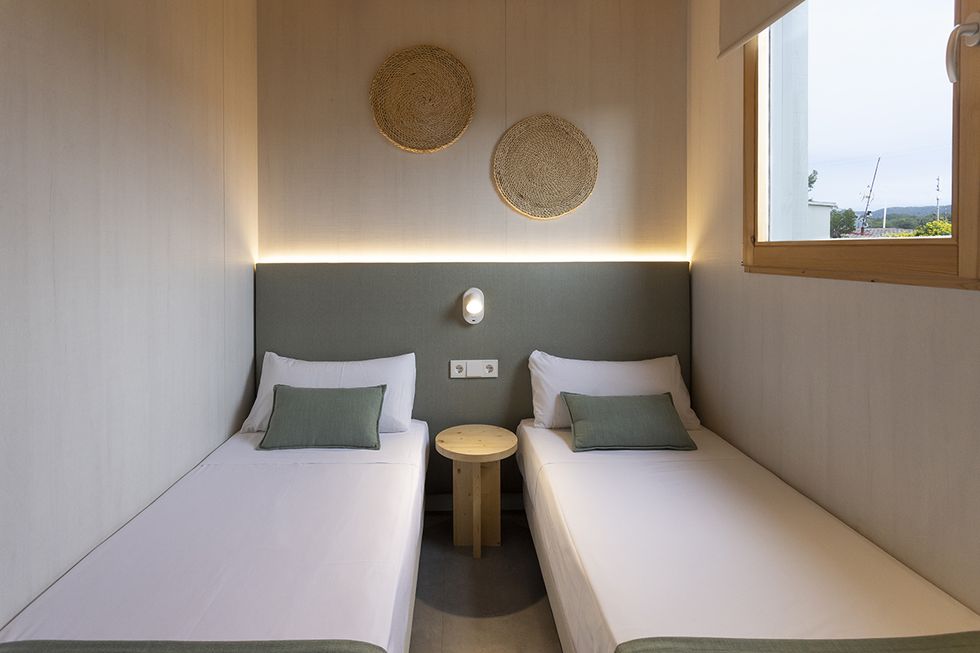 chambre à deux lits verte et beige