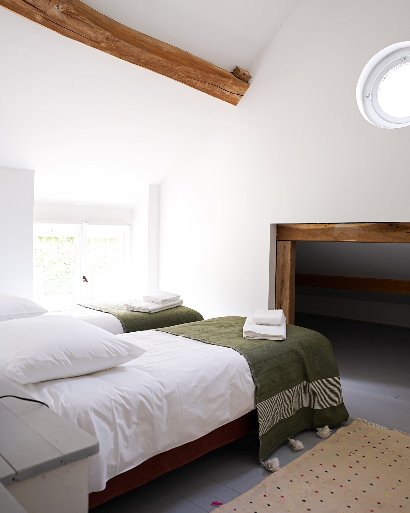 chambre avec poutre maison de campagne Maisons Cambrousse chambre avec poutre maison de campagne Maisons Cambrousse