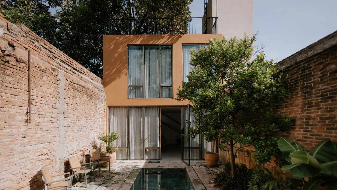 Une maison sur un petit terrain avec piscine à la décoration contemporaine