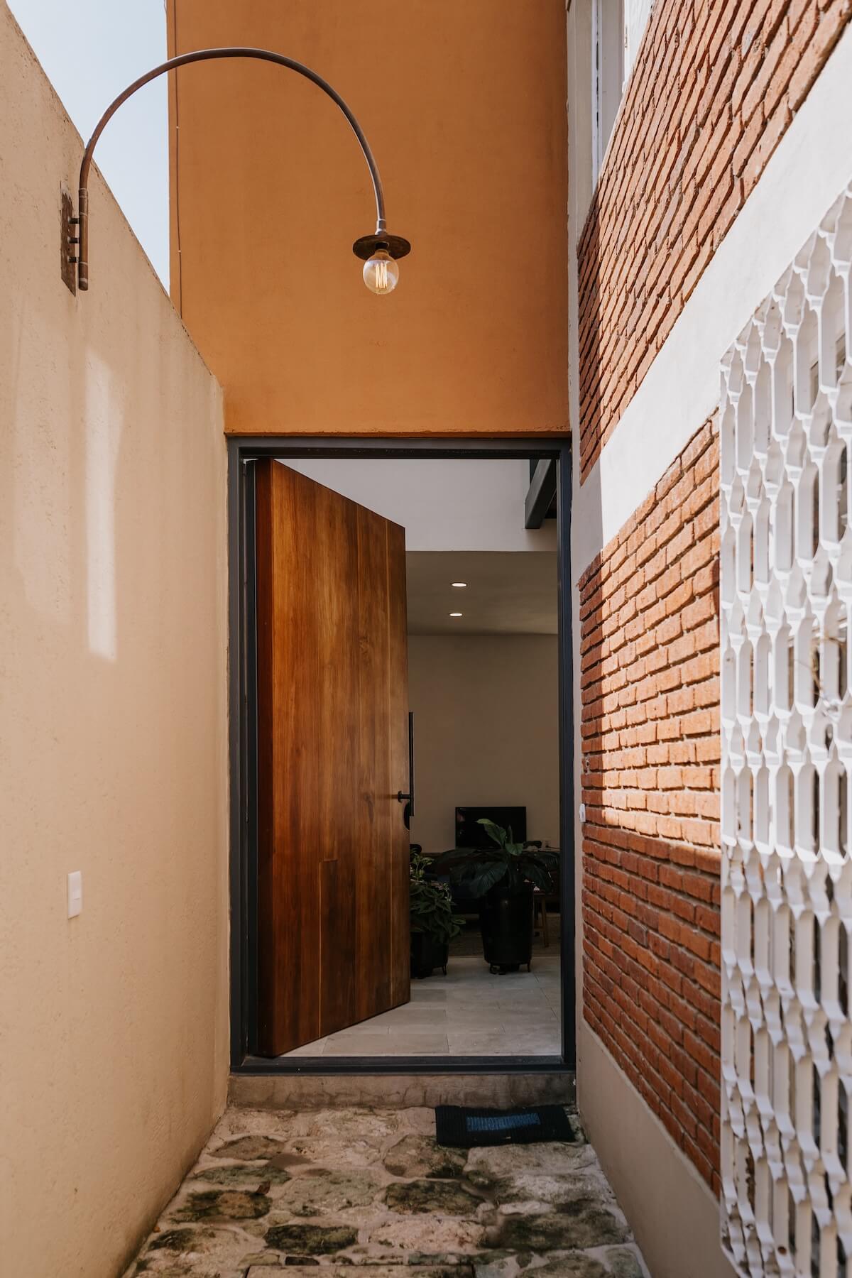 entrée maison architecte avec petit jardin et piscine Casa Hidalgo Mexique entrée maison architecte avec petit jardin et piscine Casa Hidalgo Mexique