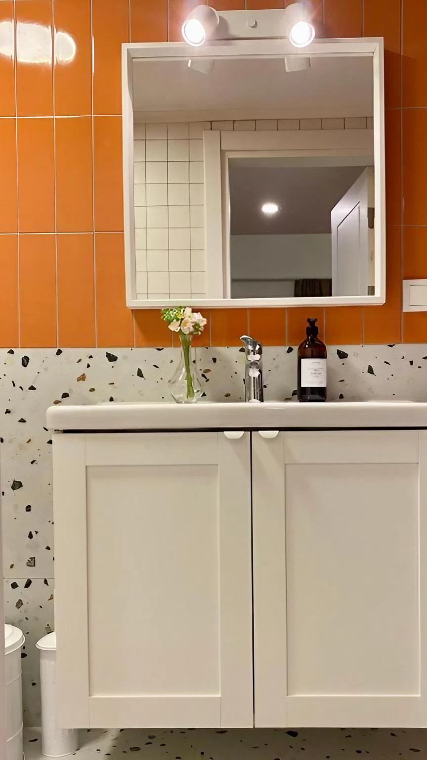 salle de bain terrazzo carrelage orange mini maison 42m2 avec piscine Nubu House Turquie