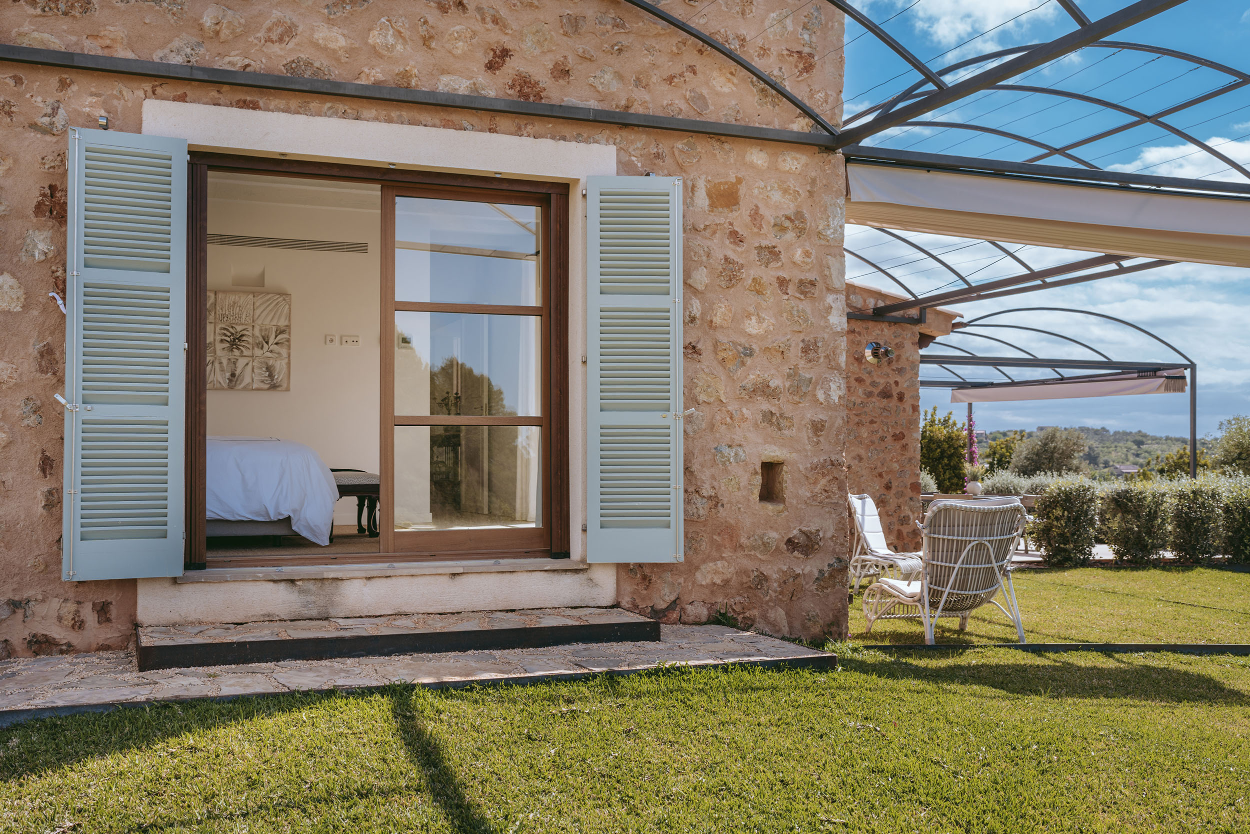 maison en pierres avec terrasse et pergola maison en pierres avec terrasse et pergola