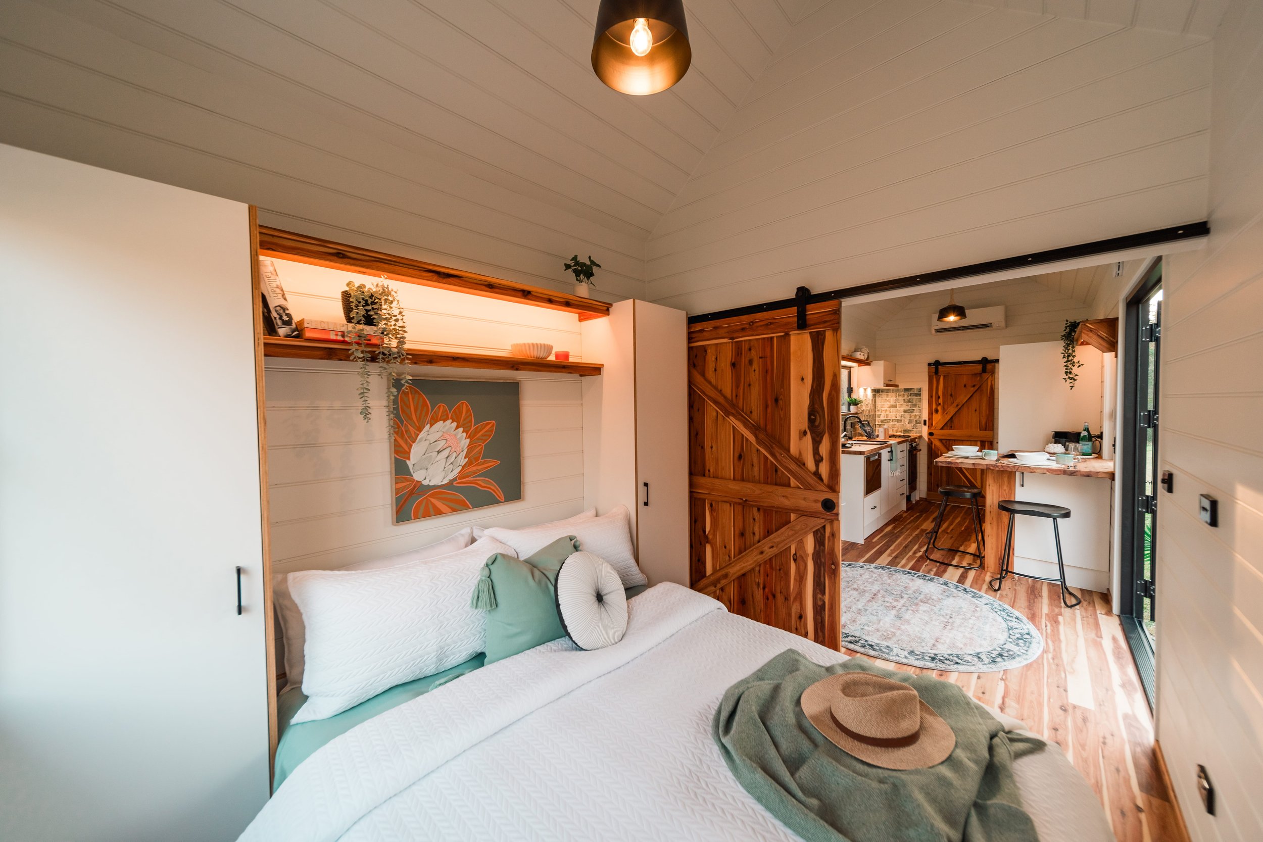 chambre avec porte coulissante type grange tiny house 24m2 Settler Häuslein