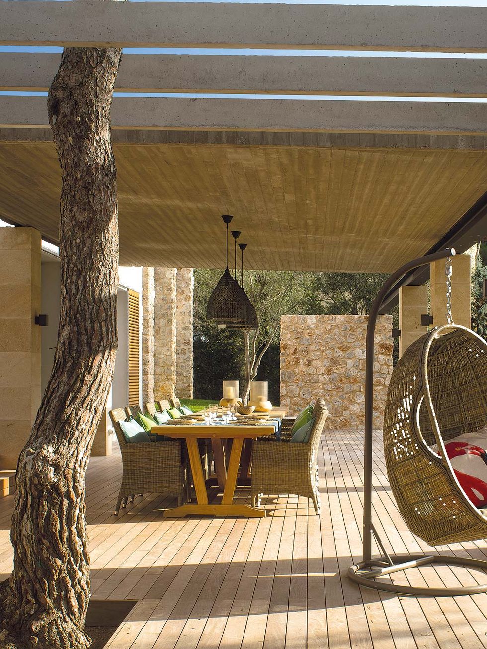 terrasse avec pergola et murs pierres décoration contemporaine