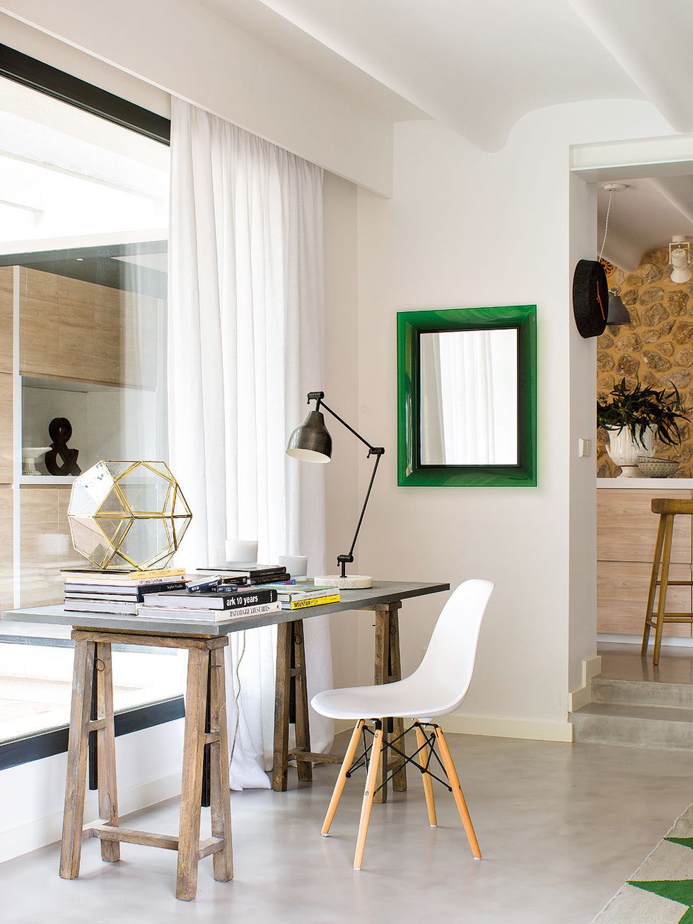 espace bureau dans salon décoration contemporaine