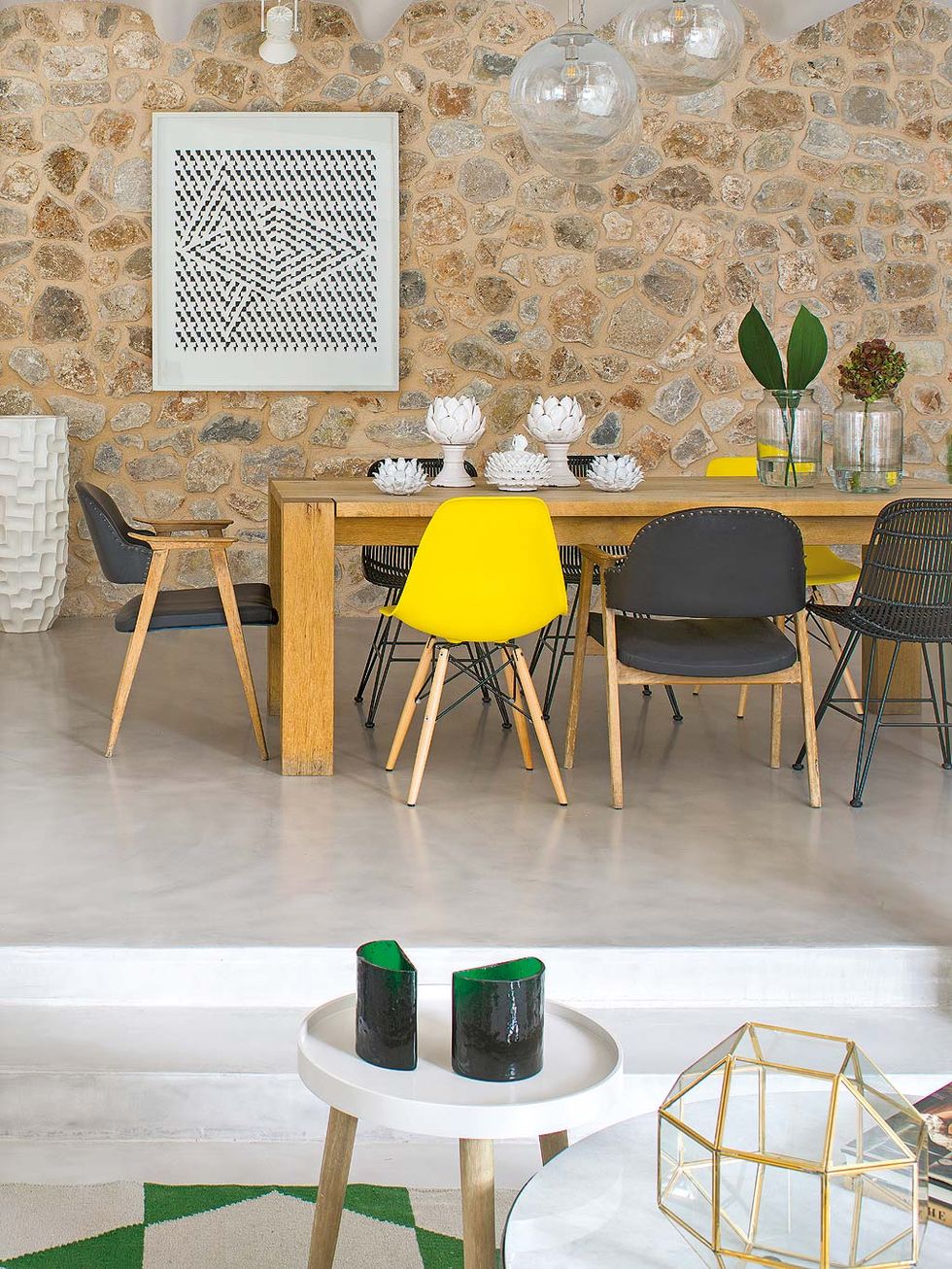 salle à manger murs pierres décoration contemporaine