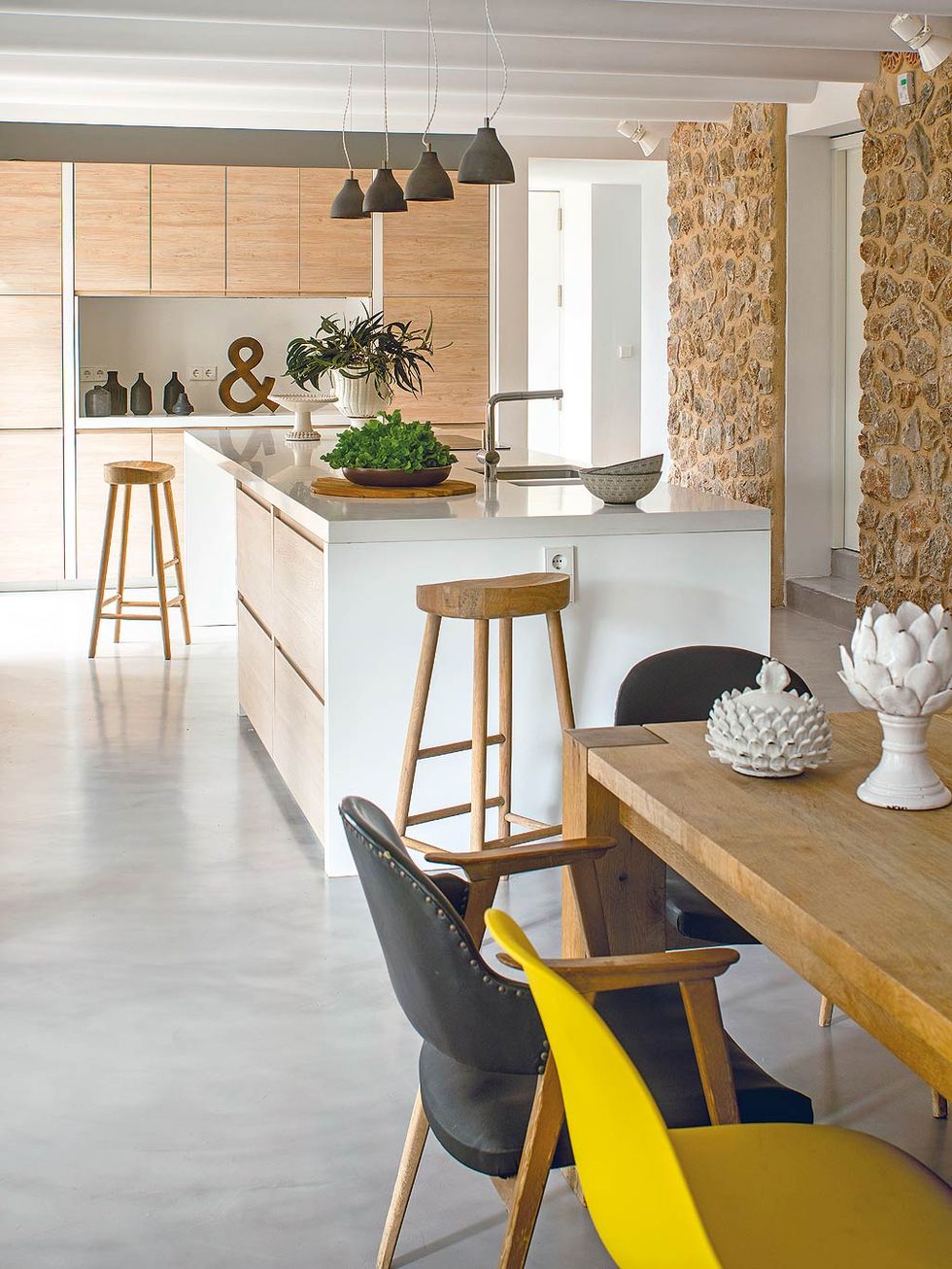 cuisine et salle à manger murs pierres décoration contemporaine
