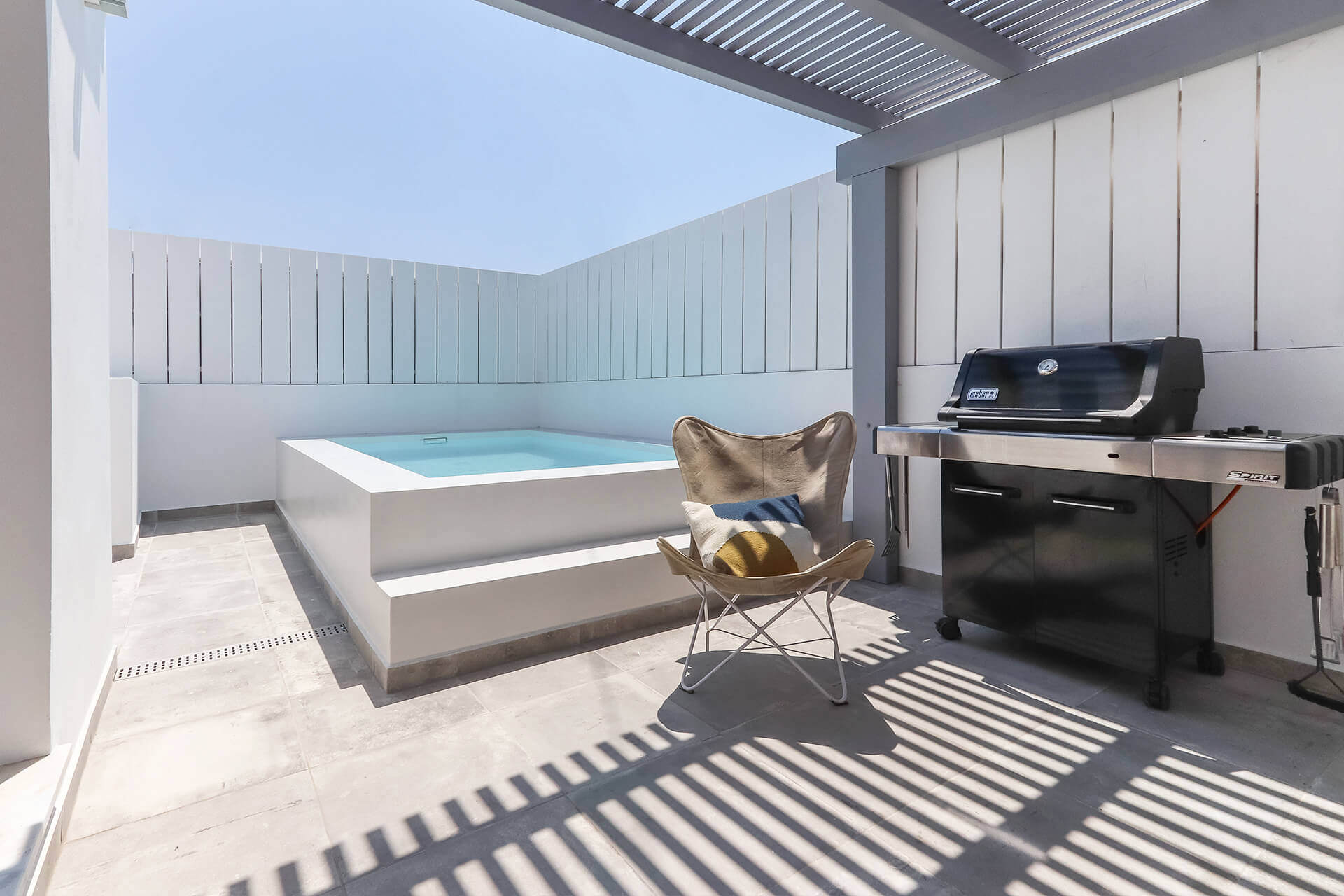 terrasse avec cuisine d'été sous pergola bioclimatique