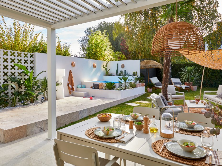 petit jardin avec petite piscine et pergola bioclimatique