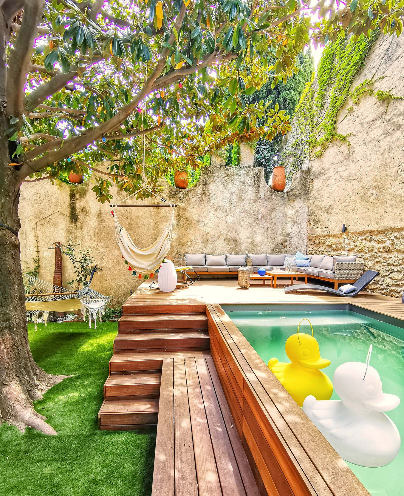 jardin clos de mur avec petite piscine
