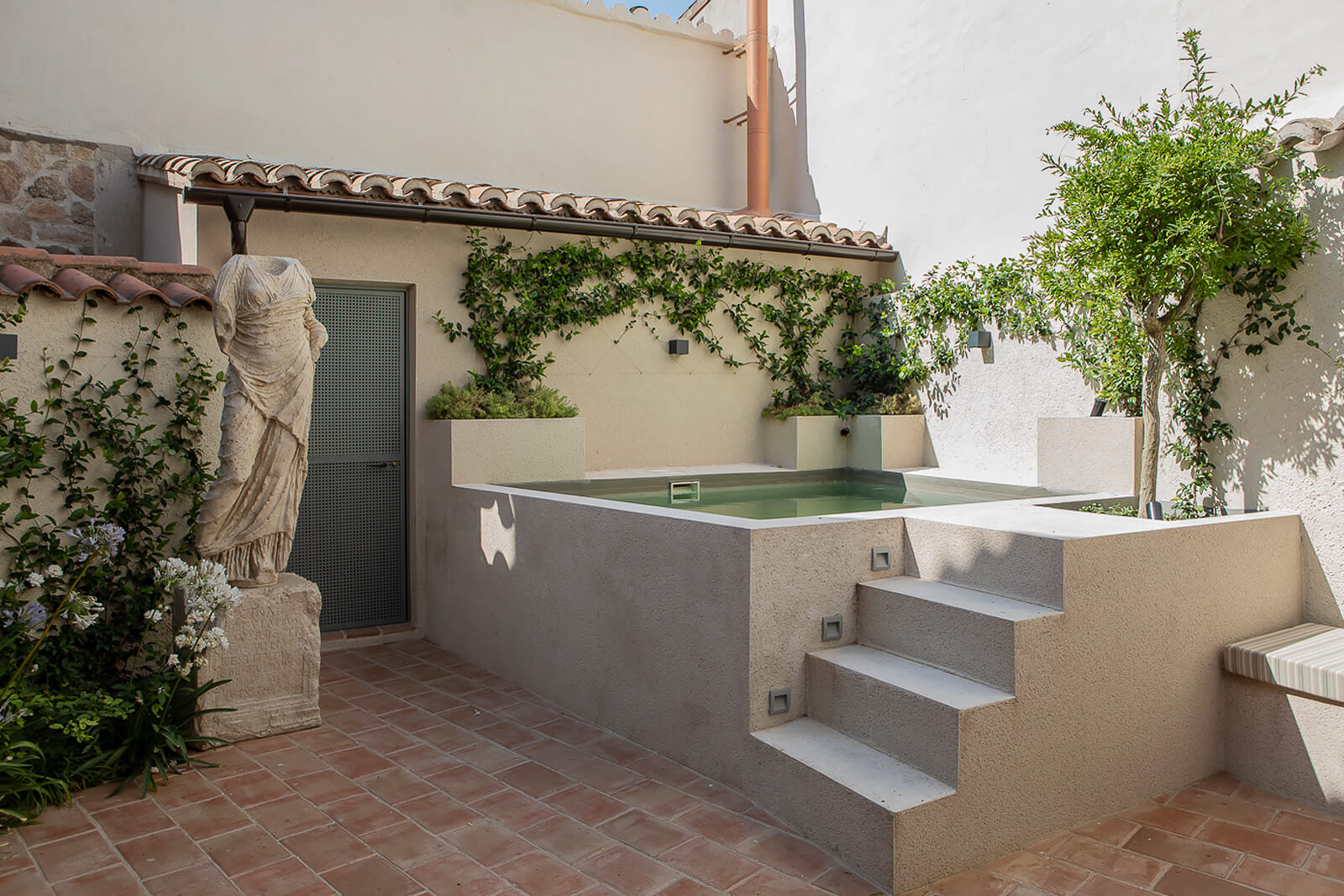 petit jardin de ville avec petite piscine maçonnée
