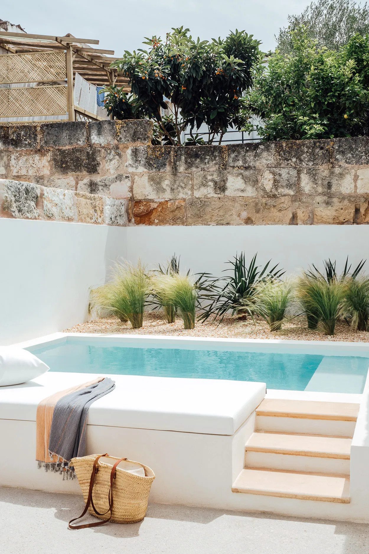 petit jardin de ville avec petite piscine maçonnée