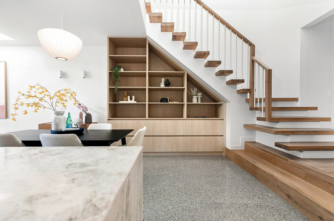 salon décoration contemporaine avec escalier