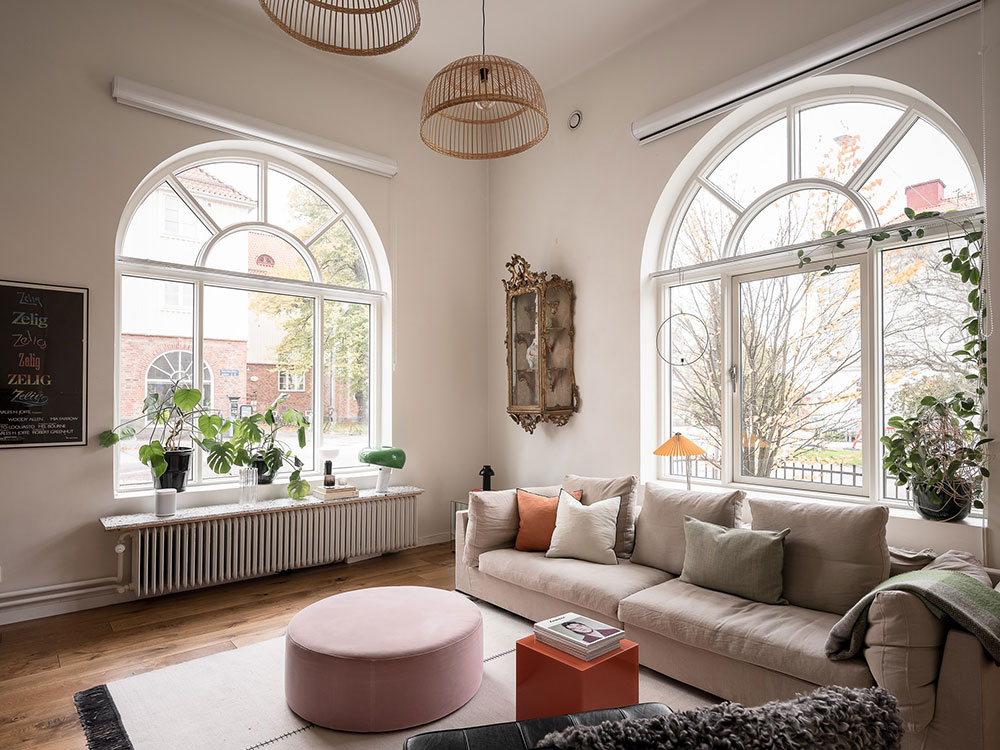 salon décoration scandinave avec fenêtres cintrées
