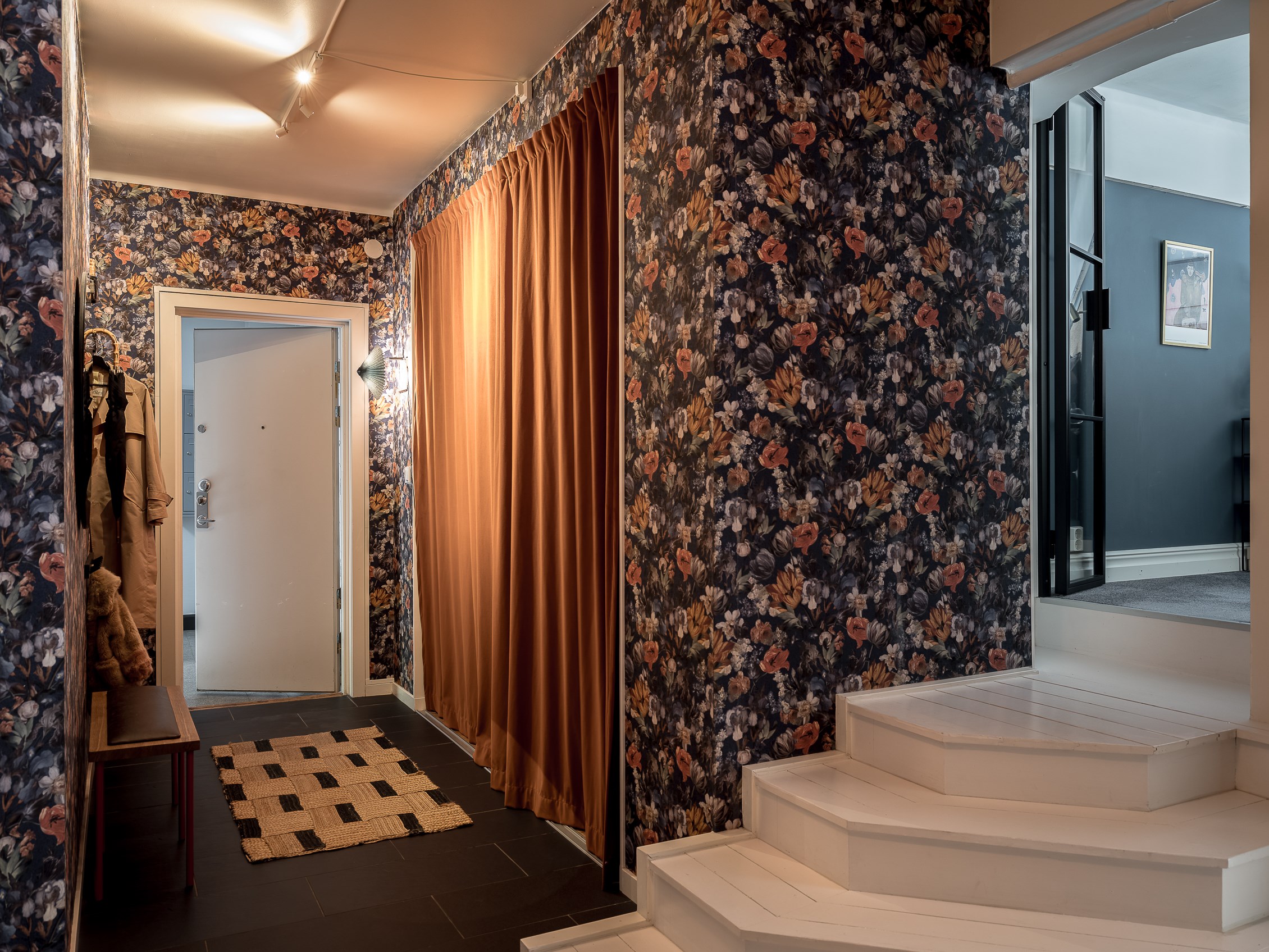couloir avec papier-peint fleuri