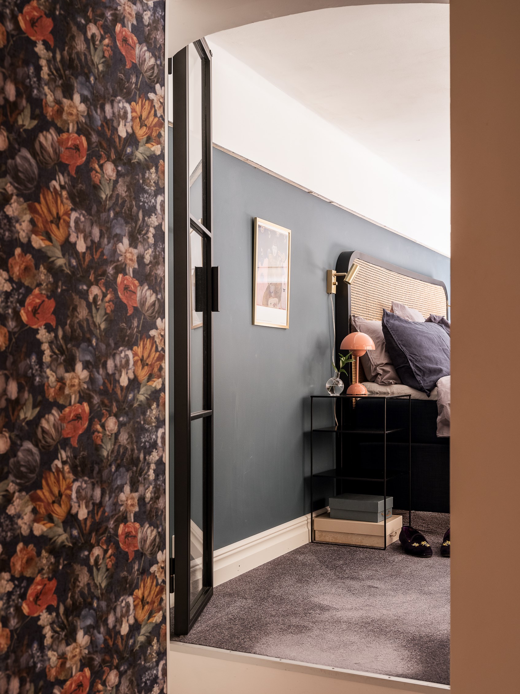 chambre bleue avec porte verrière