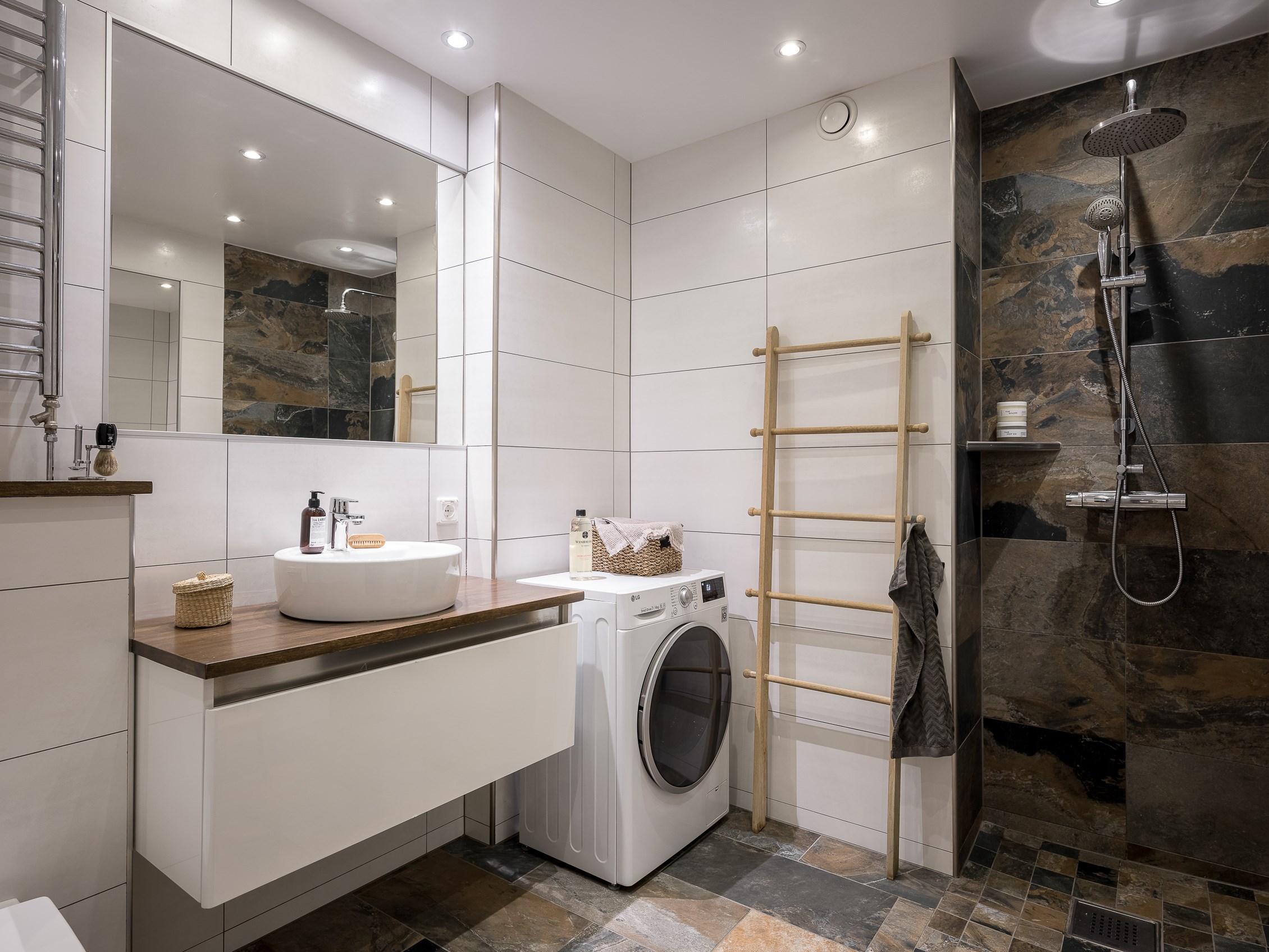salle de bain blanche et marron