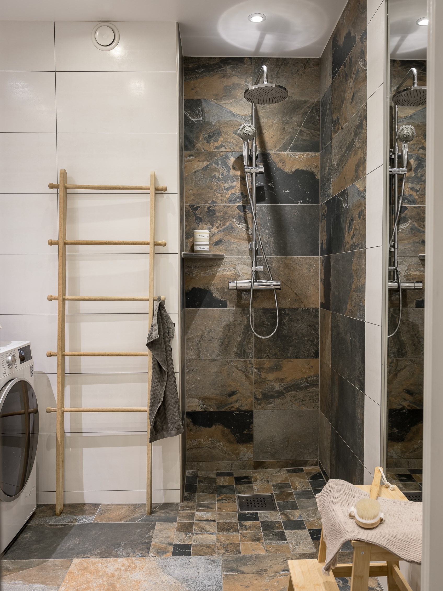 salle de bain blanche et marbre brun