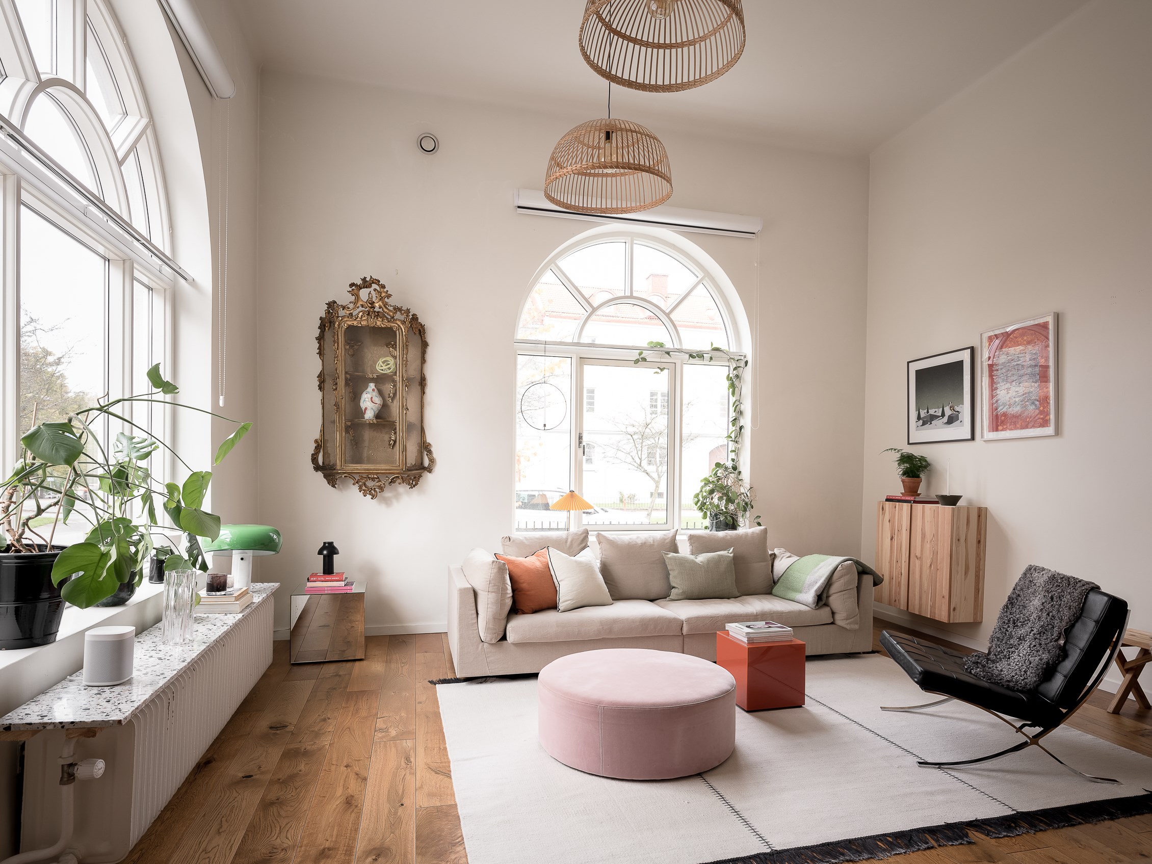 salon décoration scandinave avec fenêtres cintrées
