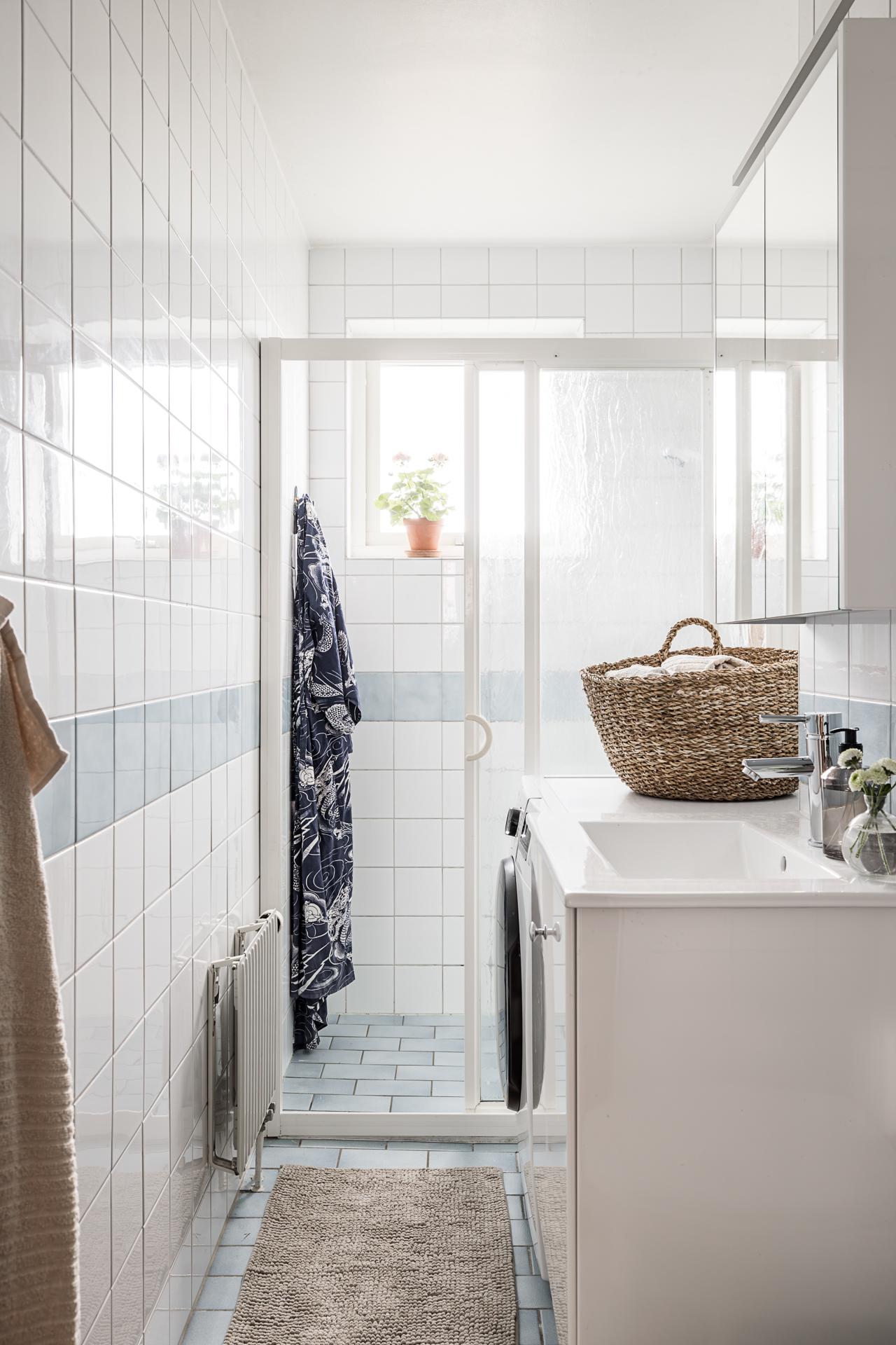 salle de bain avec machine à laver
