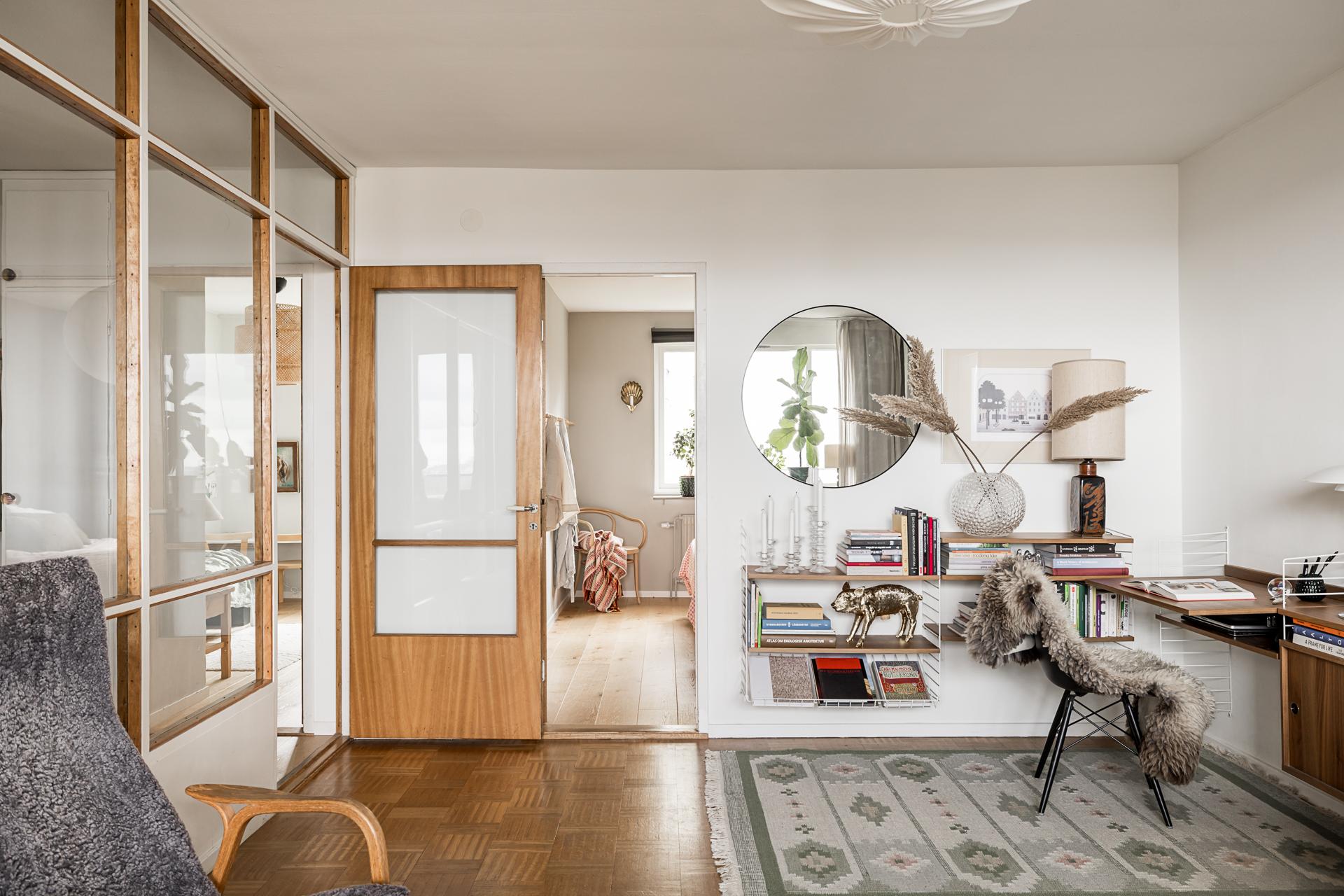 salon avec verrière bois décoration vintage et scandinave