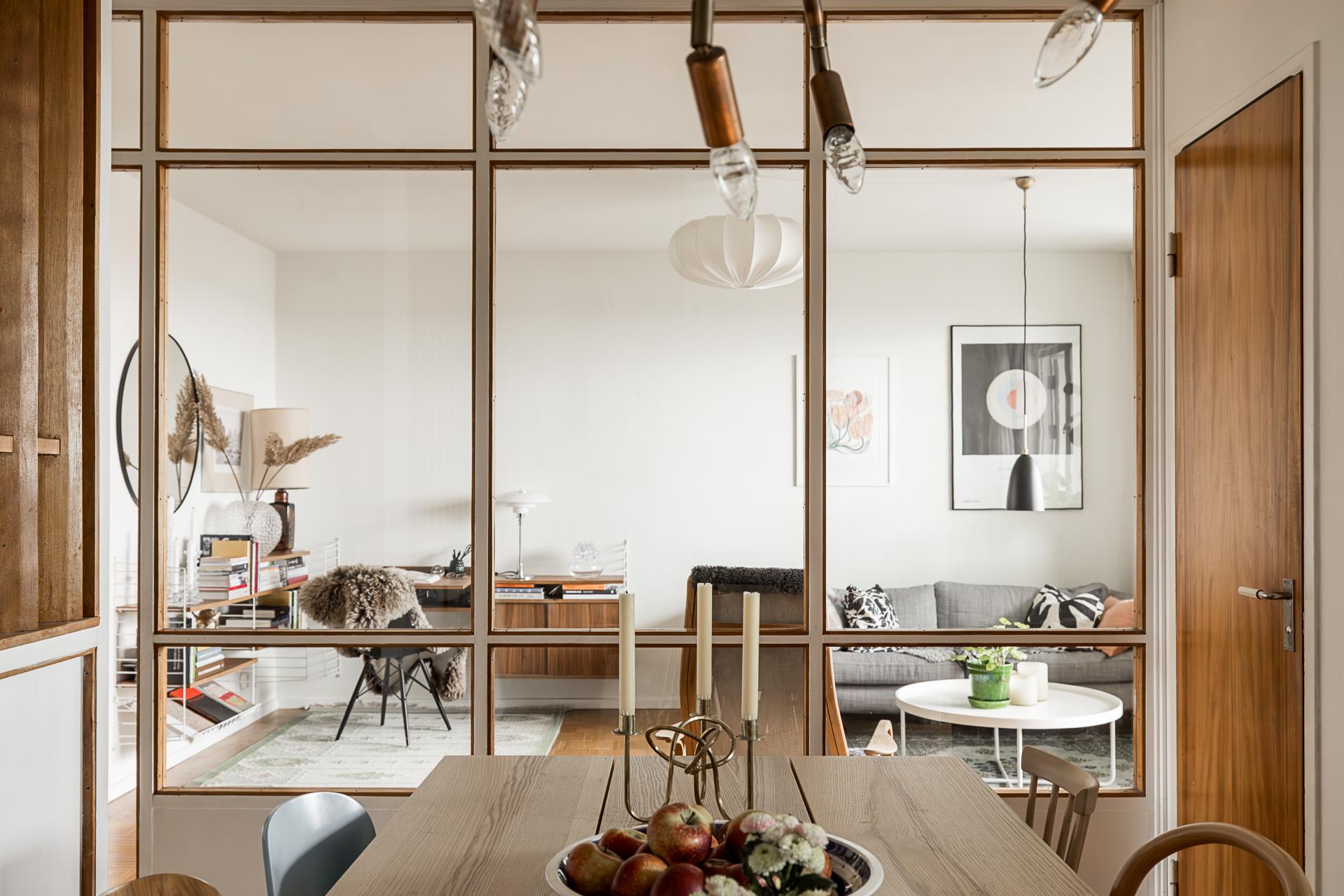 salle à manger avec verrière décoration vintage et scandinave