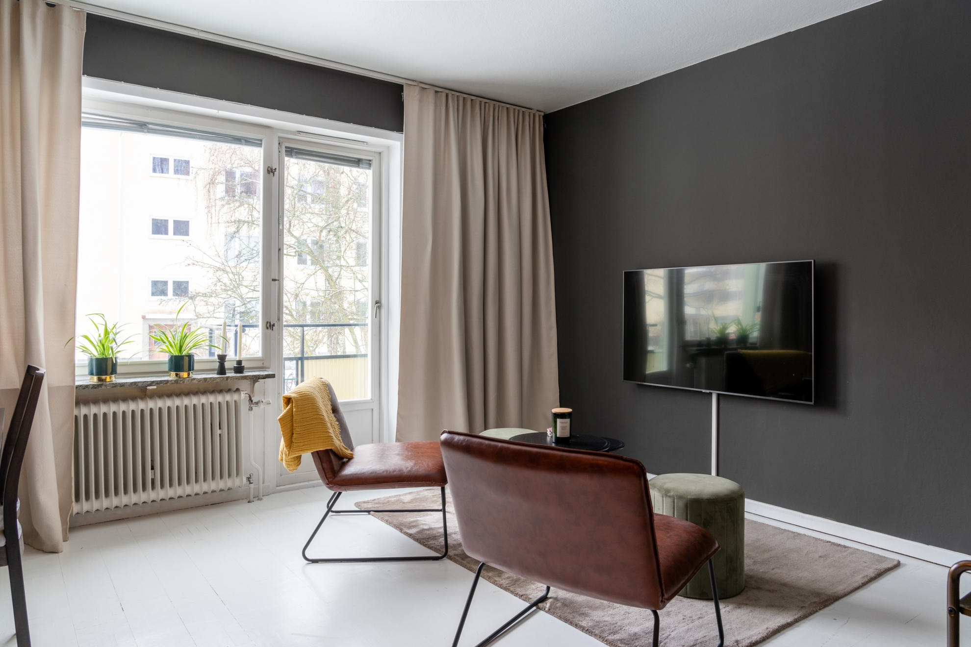salon appartement 38m2 murs noirs décoration design salon appartement 38m2 murs noirs décoration design