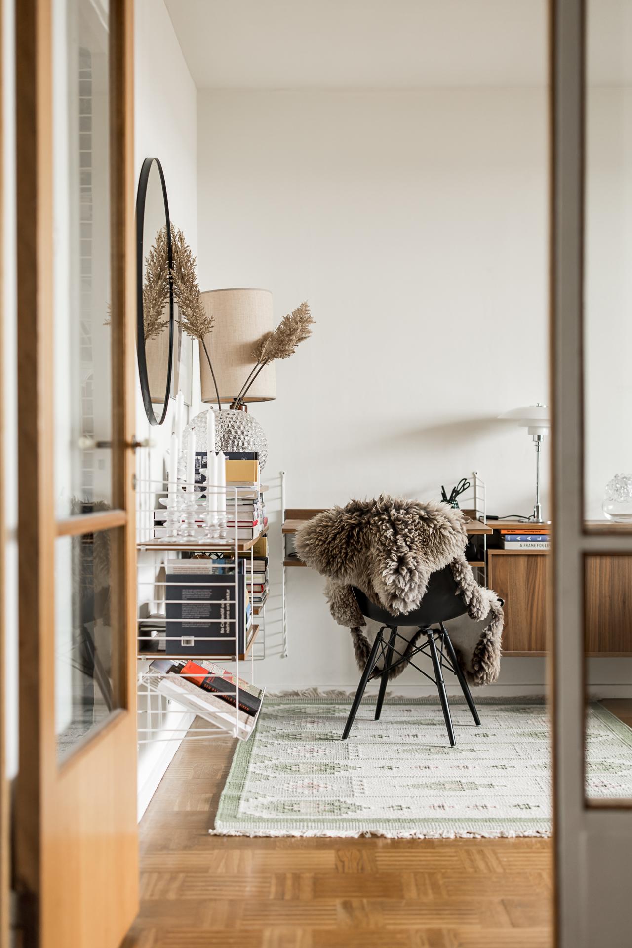 espace bureau dans salon décoration vintage et scandinave