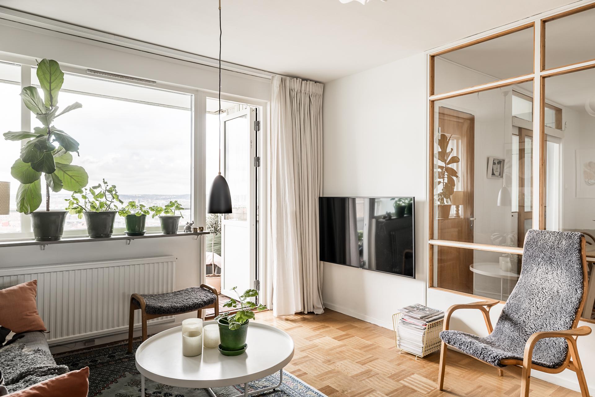 salon avec verrière bois décoration vintage et scandinave