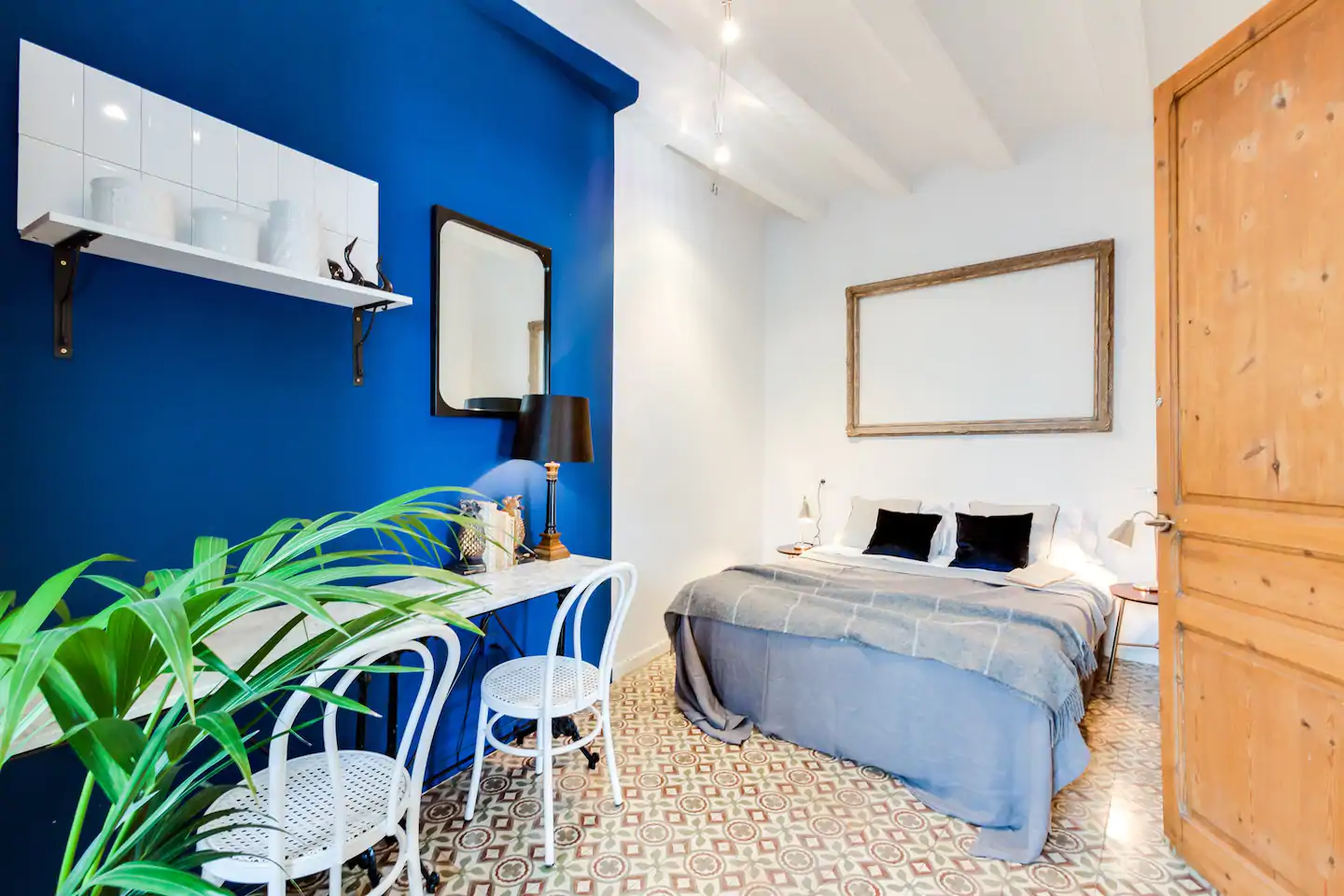 chambre mur bleu décoration contemporaine appartement avec terrasse Barcelone chambre mur bleu décoration contemporaine appartement avec terrasse Barcelone