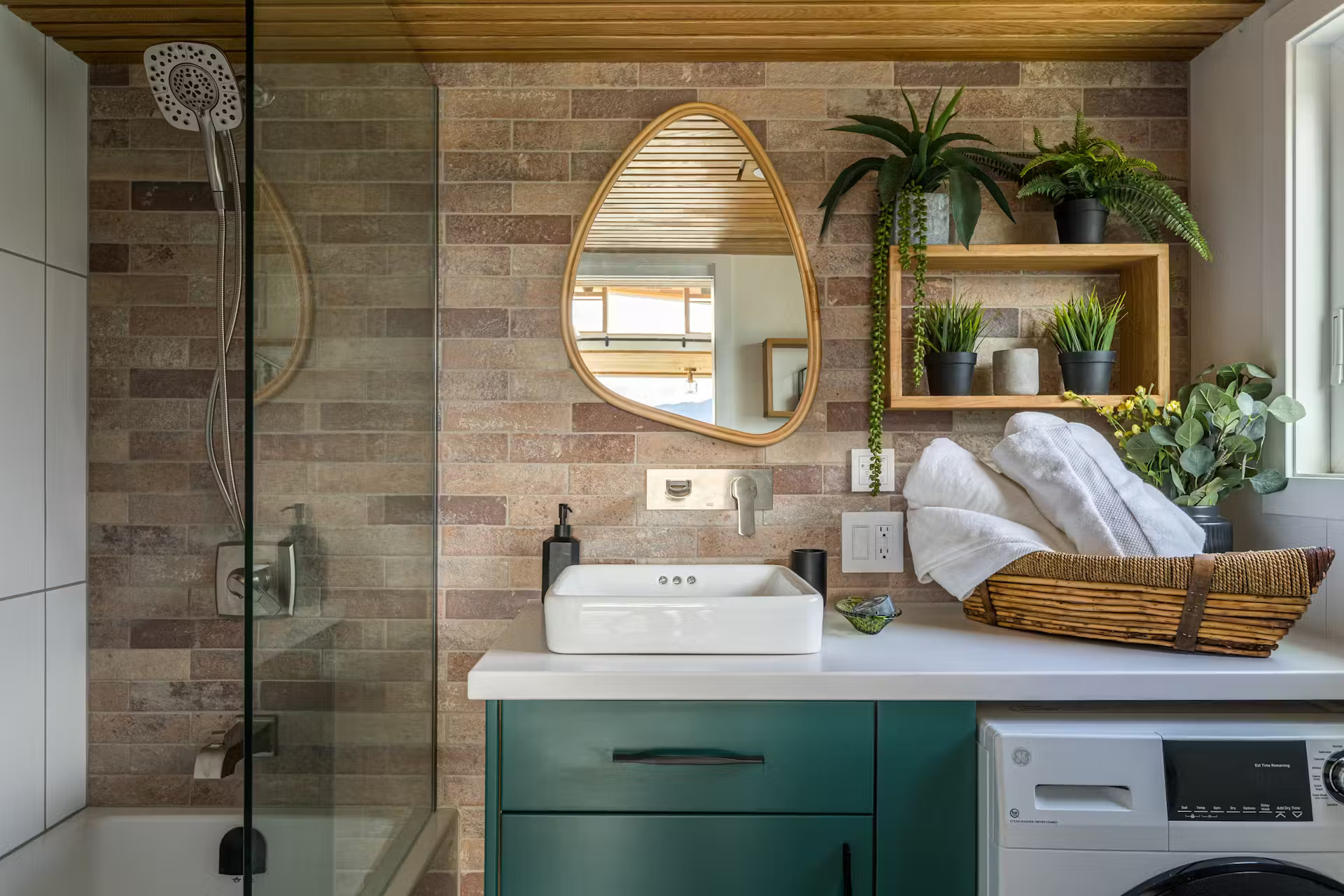salle de bain verte et bois