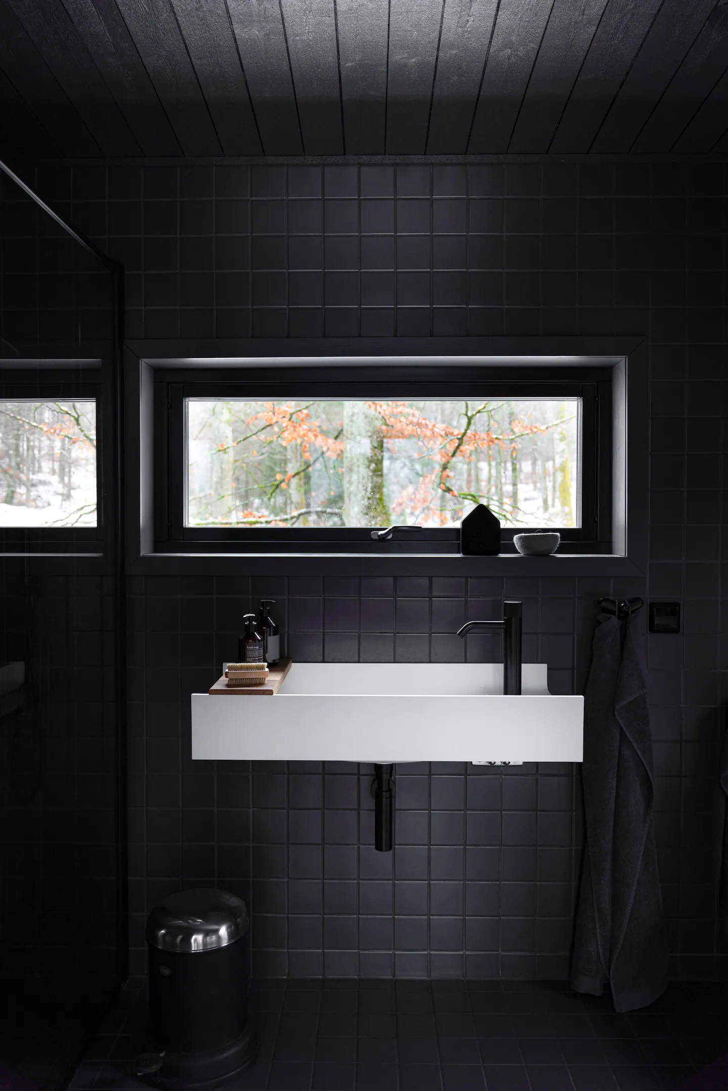salle de bain Vipp petite maison 55m2 en bois noir