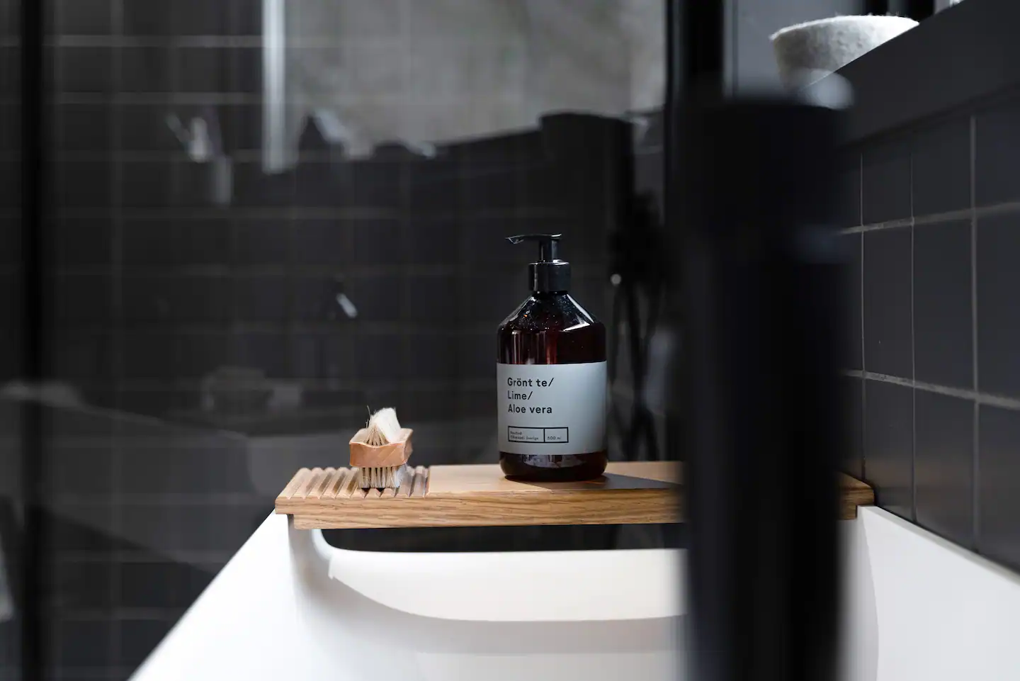 salle de bain Vipp petite maison 55m2 en bois noir
