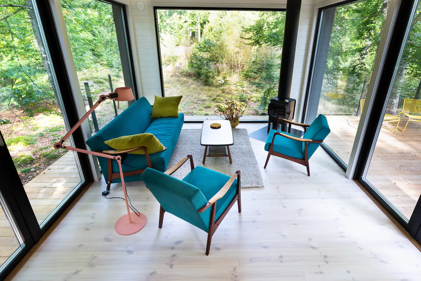 salon décoration design petite maison 55m2 en bois noir