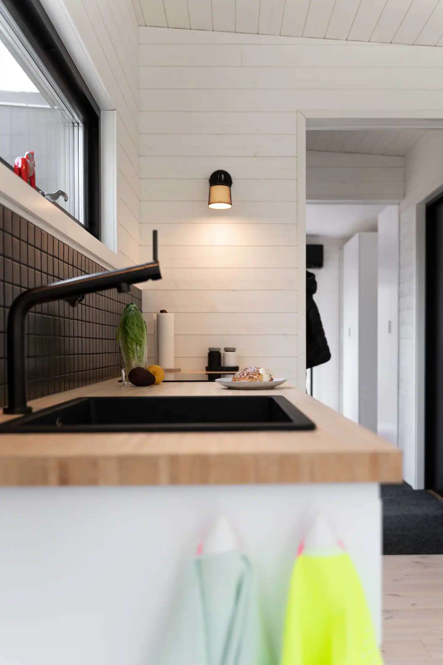 cuisine design petite maison 55m2 en bois noir