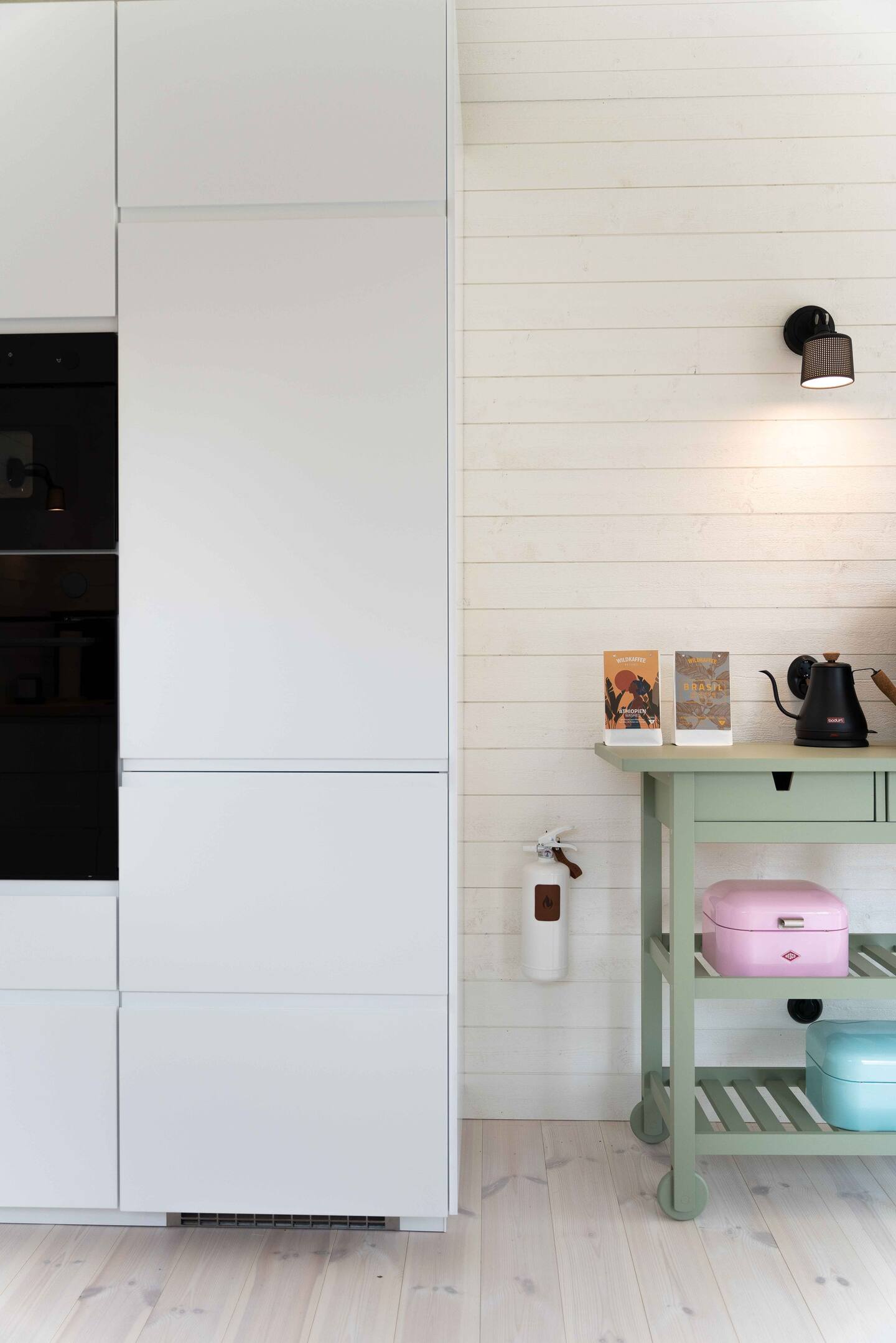 cuisine design blanche petite maison 55m2 en bois noir