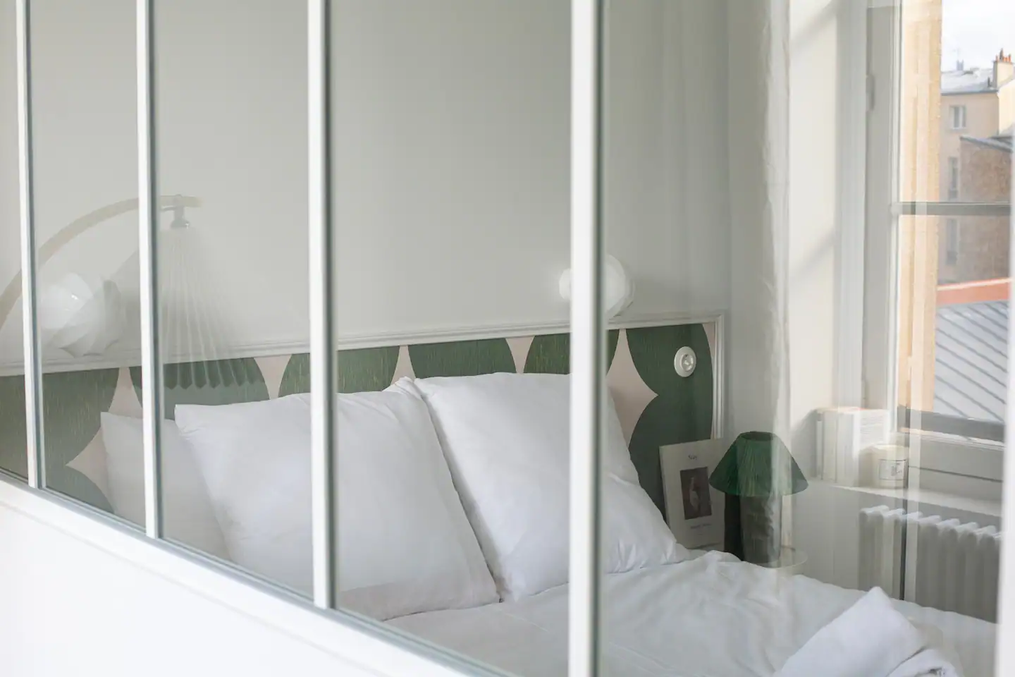 chambre avec verrière blanche