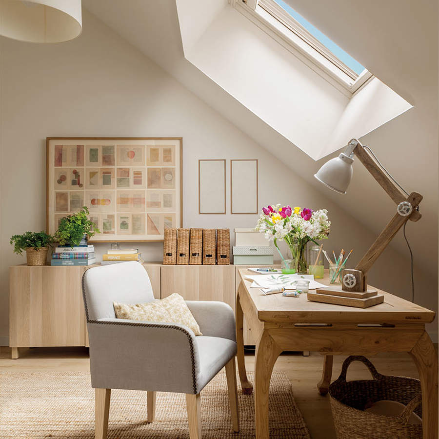 combles aménagés en bureau décoration naturelle avec fenêtre Velux Active