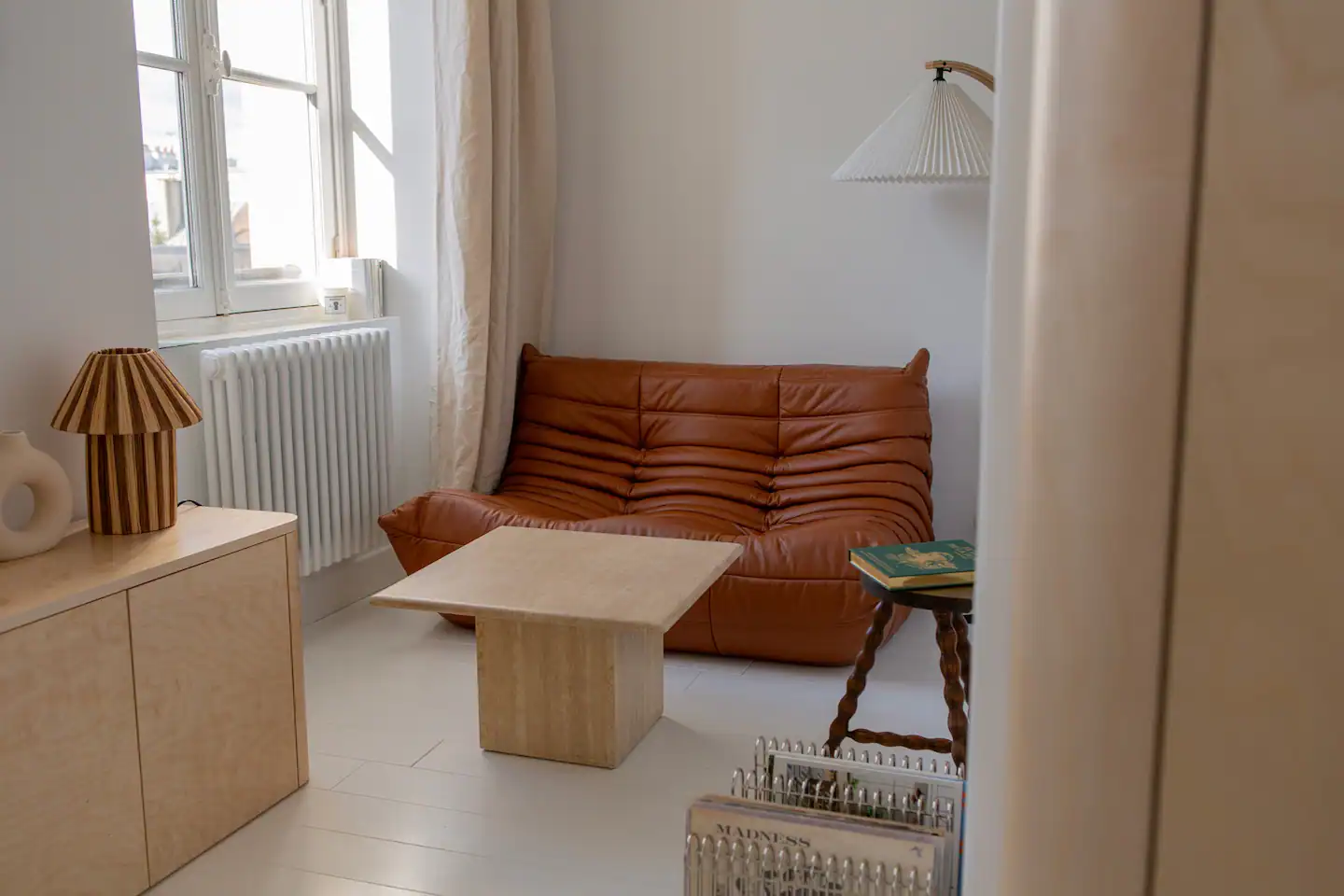 coin salon avec canapé Togo studio 27m2 Versailles