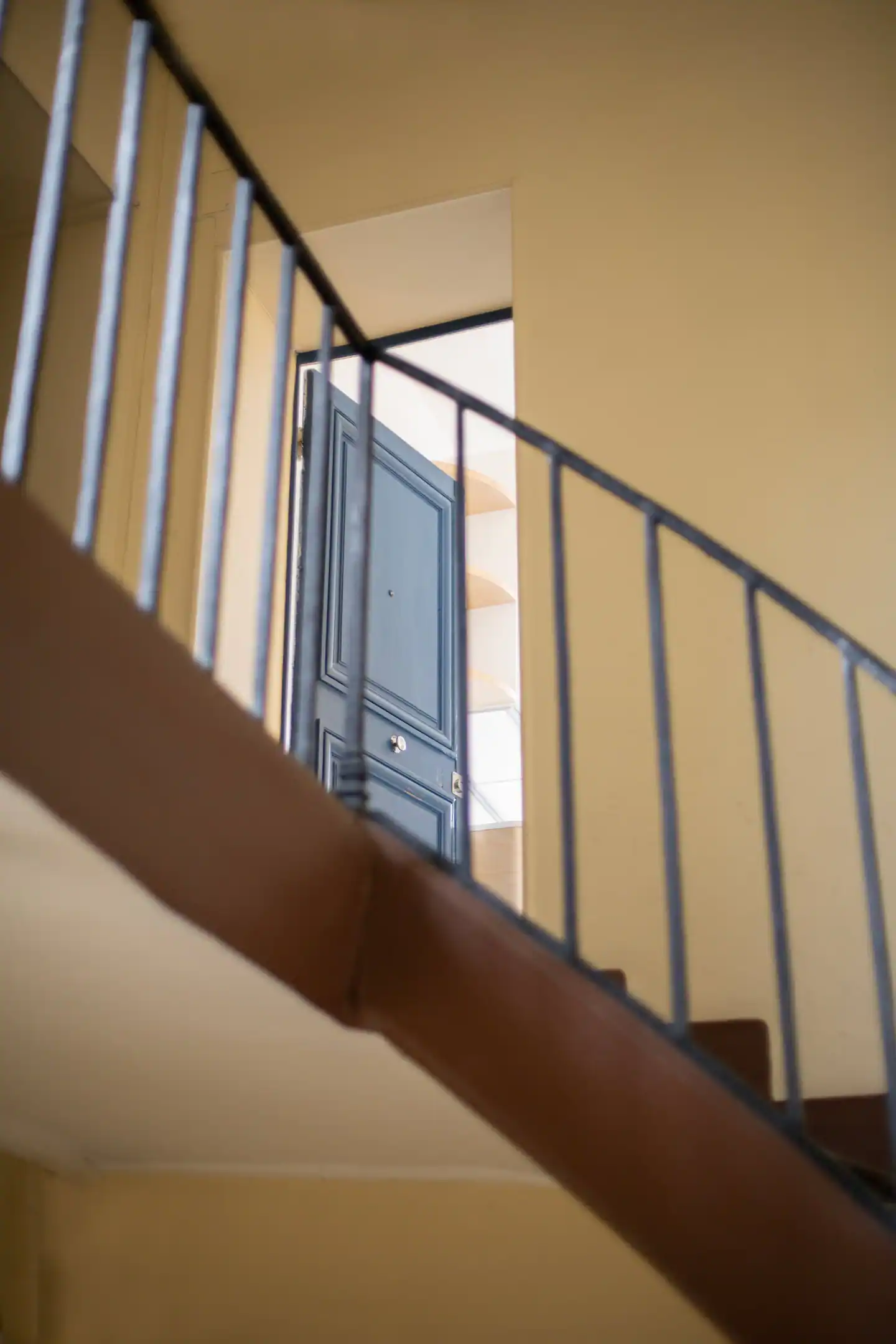escalier ancien immeuble studio 27m2 Versailles