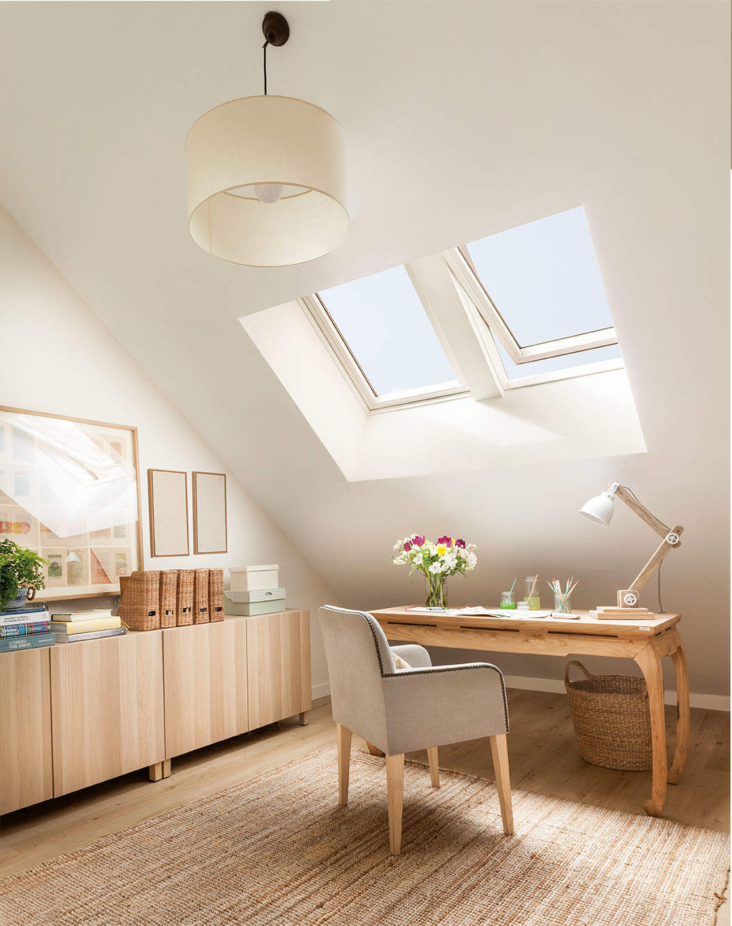 combles aménagés en bureau décoration naturelle avec fenêtre Velux Active
