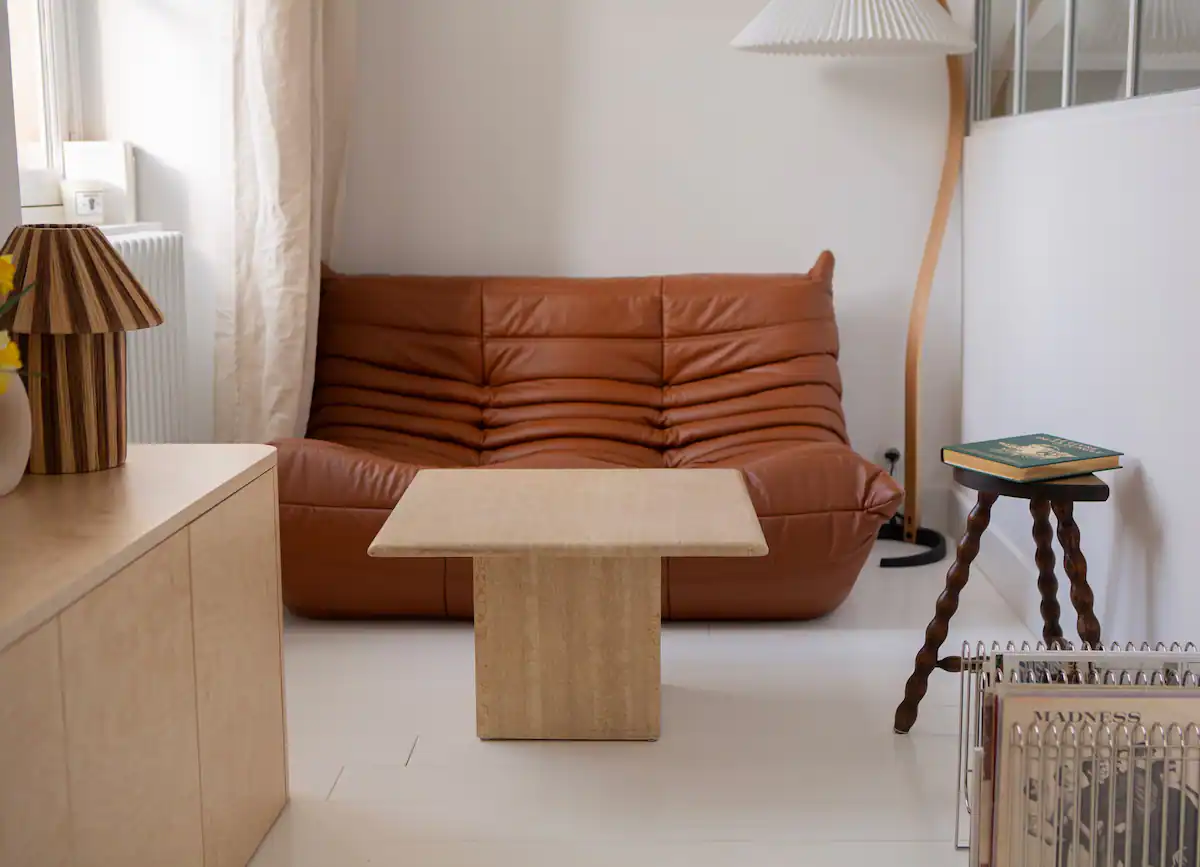 coin salon avec canapé Togo studio 27m2 Versailles
