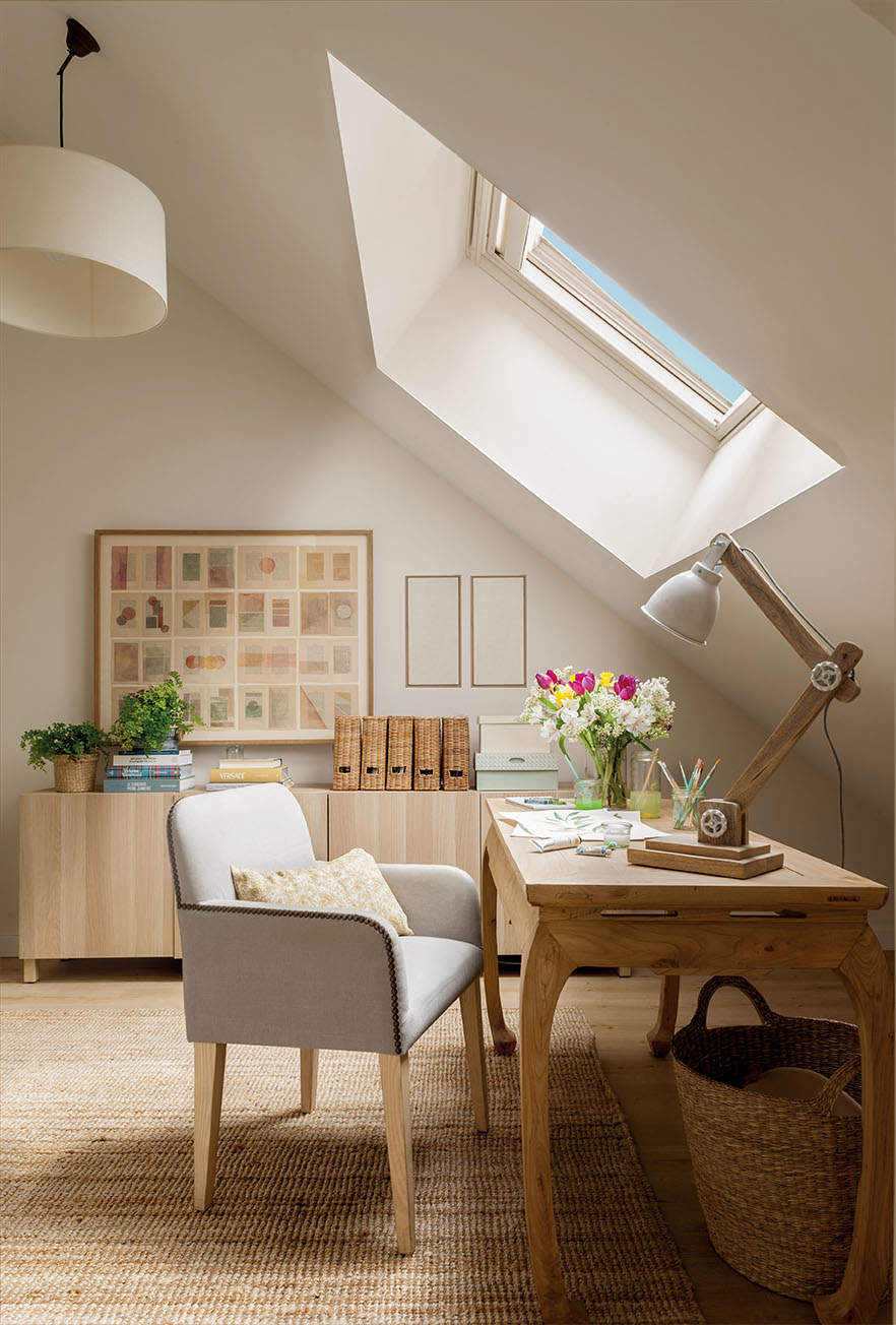 combles aménagés en bureau décoration naturelle avec fenêtre Velux Active