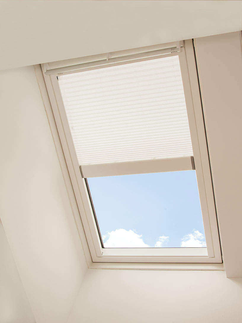 combles aménagés en bureau décoration naturelle avec fenêtre Velux Active